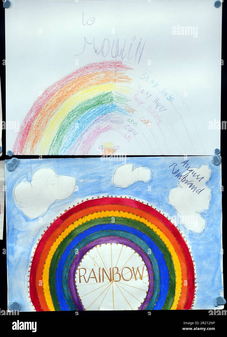Fotografia di un arcobaleno che mostra sostegno a coloro che soffrono a causa di Covid-19. Questi arcobaleni sono stati per lo più creati da bambini che erano sotto il blocco globale per cercare di prevenire la diffusione del virus. Foto Stock