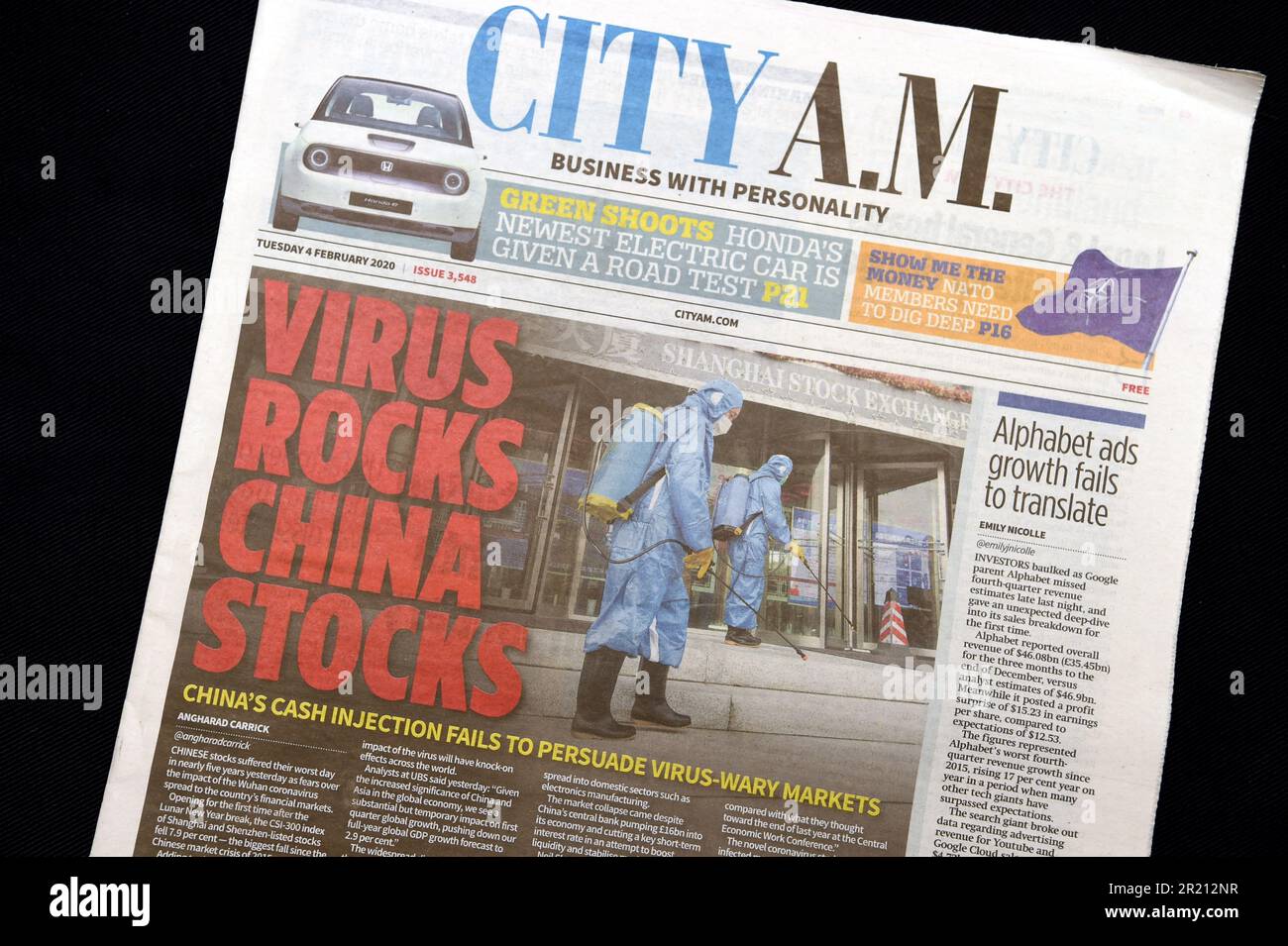 Fotografia di un titolo nel giornale britannico City AM che riporta gli effetti dell'epidemia di coronavirus sul mercato azionario cinese. Foto Stock