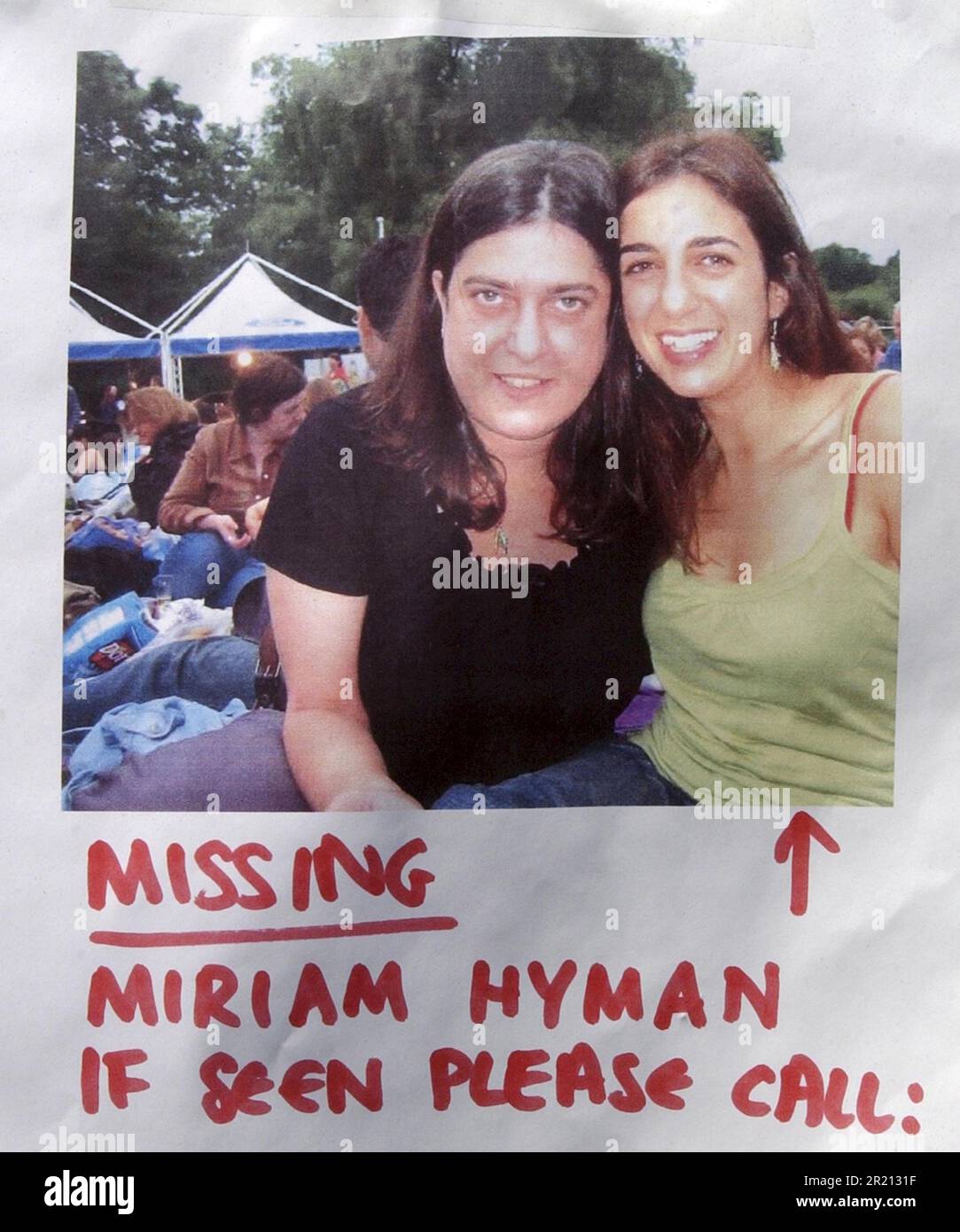 Fotografia di un poster di uno dei dispersi dopo l'attacco terroristico del 7/7. Miriam Hyman morì nell'esplosione della bomba su un autobus numero 30 a Tavistock Square. Gli attentati di Londra del 7th luglio 2005, spesso indicati come 7/7, sono stati una serie di attentati suicidi terroristici islamici coordinati a Londra, in Inghilterra, che hanno colpito i pendolari che viaggiavano sul sistema di trasporto pubblico della città durante l'ora di punta mattutina. Foto Stock