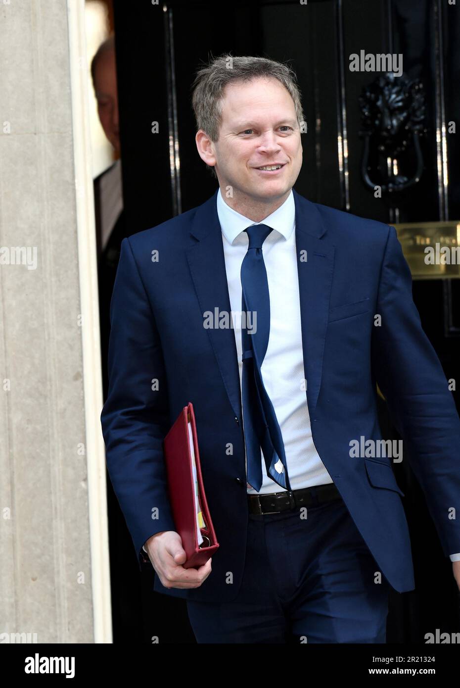 Fotografia di Grant Shapps, Segretario di Stato per i Trasporti, che arriva fuori dal numero 10 di Downing Street, Londra prima di una riunione del gabinetto. Foto Stock