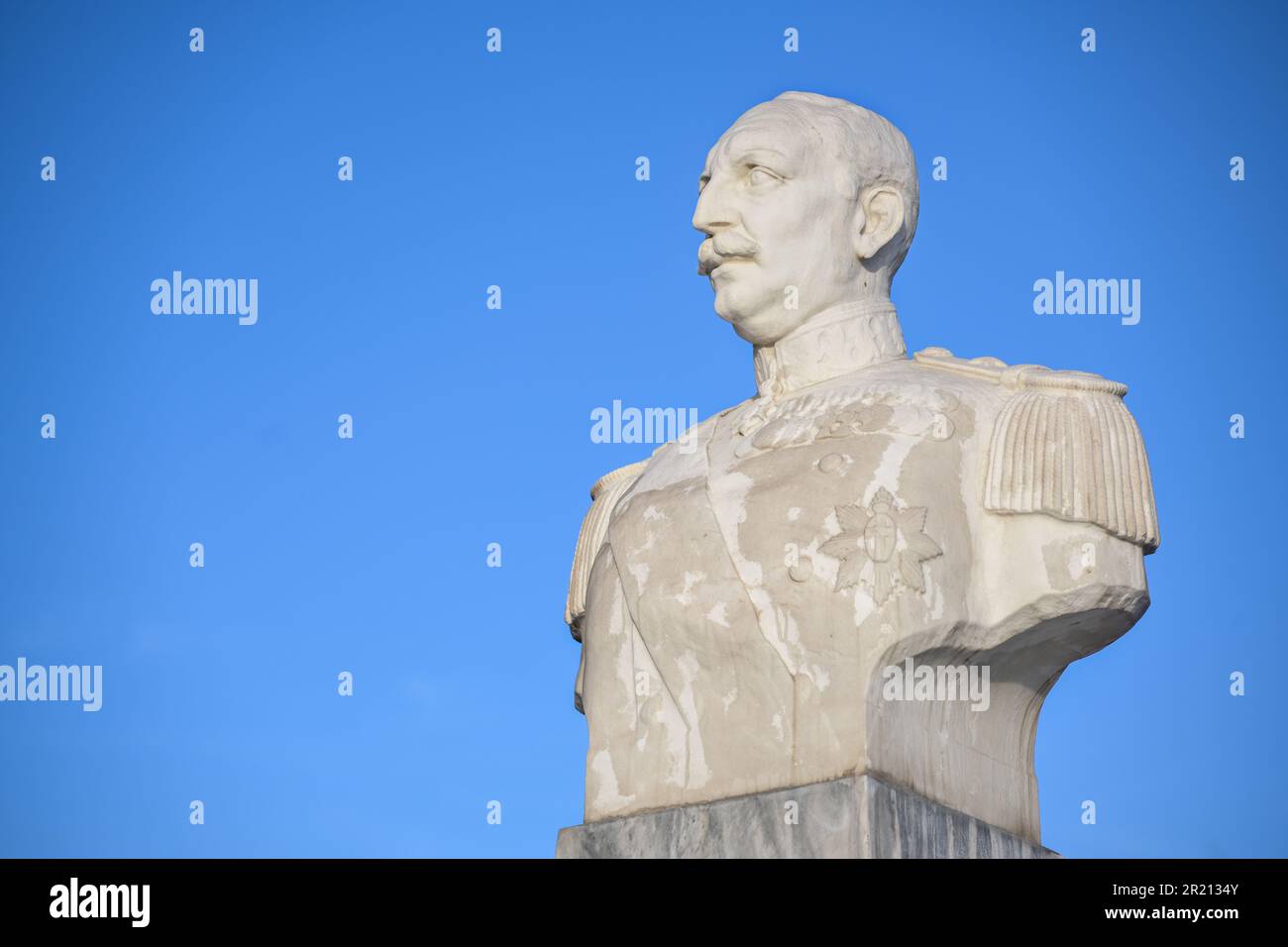 Statua in marmo dell'ammiraglio Nikolaos Votsis situata vicino alla famosa Torre Bianca di Salonicco, Grecia, cielo blu, spazio copia, focus selezionato Foto Stock
