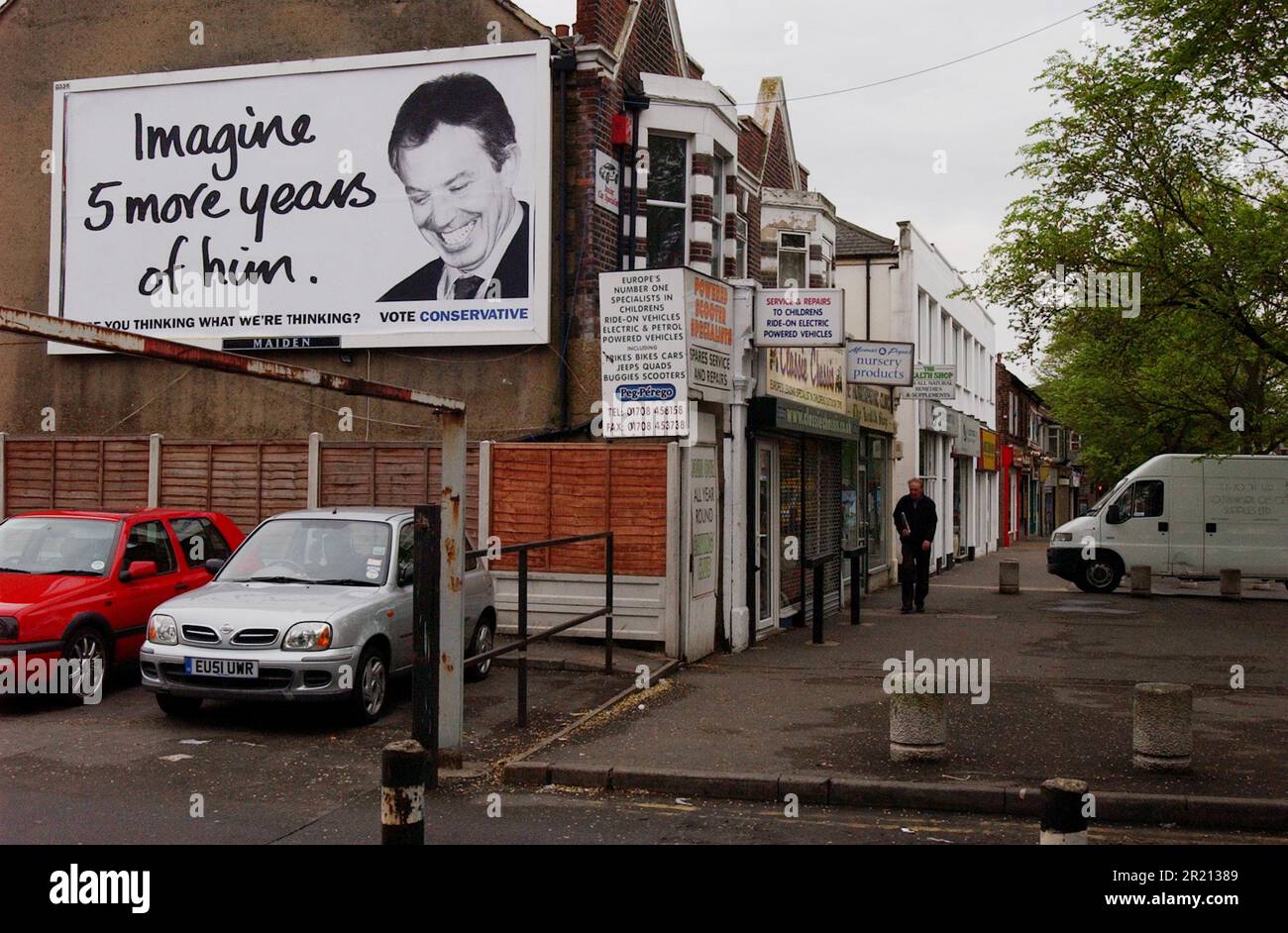 Fotografia di un poster del partito conservatore su un cartellone a Hornchurch, Essex, durante il periodo di preparazione alle elezioni generali del 2005. Foto Stock