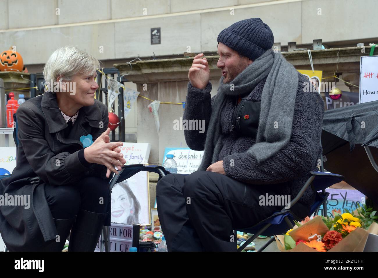 Kate Green, MP, Shadow Secretary of state for Education, siede e chiacchiera con Richard Ratcliffe mentre protesta al di fuori dell'ufficio degli esteri di Londra nel suo continuo sforzo di esortare il governo britannico a fare pressioni sull'Iran per liberare sua moglie Nazanin Zaghari-Ratcliffe, un doppio cittadino iraniano-britannico, Che è stato detenuto dalle autorità iraniane dal 2016. Le paure aumentarono riguardo al benessere di Richard Ratcliffe mentre il suo sciopero della fame entrò nel suo 18th° giorno. Novembre, 2021. Foto Stock