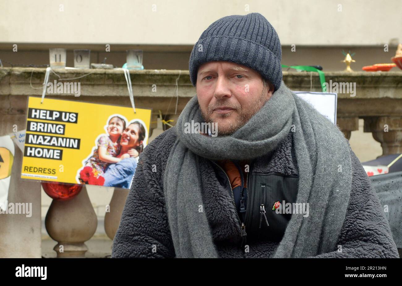 Richard Ratcliffe protesta al di fuori del Ministero degli Esteri di Londra nel suo continuo sforzo di esortare il governo britannico a esercitare pressioni sull’Iran per liberare sua moglie Nazanin Zaghari-Ratcliffe, un doppio cittadino iraniano-britannico, detenuto dalle autorità iraniane dal 2016. Le paure aumentarono riguardo al benessere di Richard Ratcliffe mentre il suo sciopero della fame entrò nel suo 18th° giorno. Novembre, 2021. Foto Stock