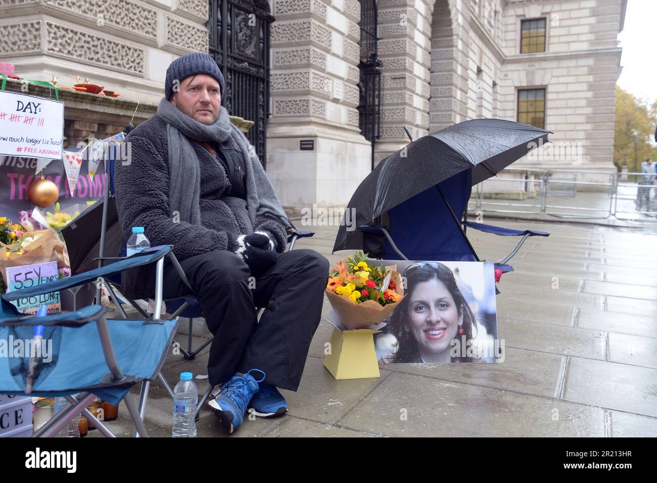 Richard Ratcliffe protesta al di fuori del Ministero degli Esteri di Londra nel suo continuo sforzo di esortare il governo britannico a esercitare pressioni sull’Iran per liberare sua moglie Nazanin Zaghari-Ratcliffe, un doppio cittadino iraniano-britannico, detenuto dalle autorità iraniane dal 2016. Le paure aumentarono riguardo al benessere di Richard Ratcliffe mentre il suo sciopero della fame entrò nel suo 18th° giorno. Novembre, 2021. Foto Stock