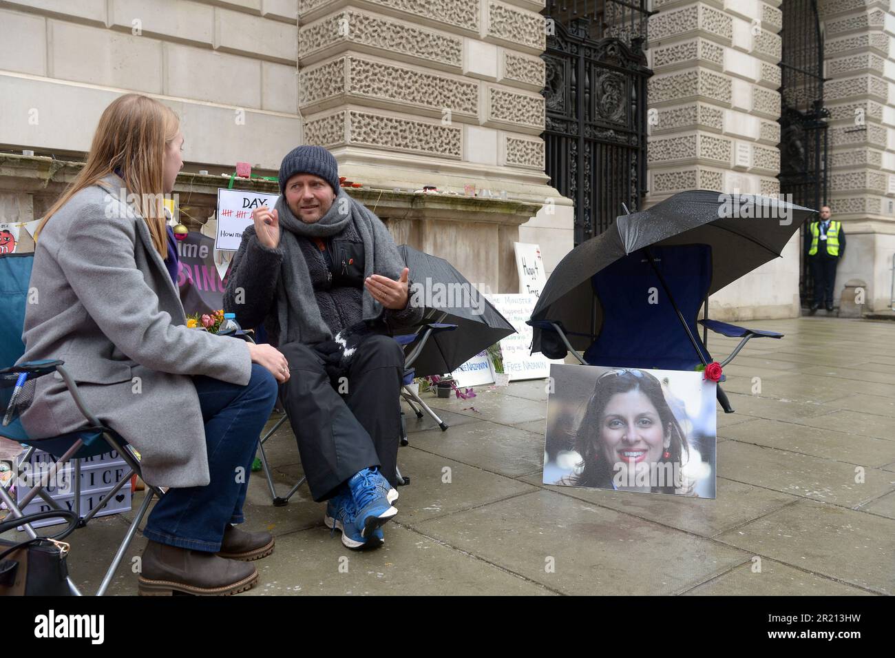 Un membro del pubblico si siede e chiacchiera con Richard Ratcliffe mentre protesta al di fuori del Foreign Office di Londra nel suo continuo sforzo di esortare il governo britannico a fare pressioni sull'Iran per liberare sua moglie Nazanin Zaghari-Ratcliffe, un doppio cittadino iraniano-britannico, Che è stato detenuto dalle autorità iraniane dal 2016. Le paure aumentarono riguardo al benessere di Richard Ratcliffe mentre il suo sciopero della fame entrò nel suo 18th° giorno. Novembre, 2021. Foto Stock