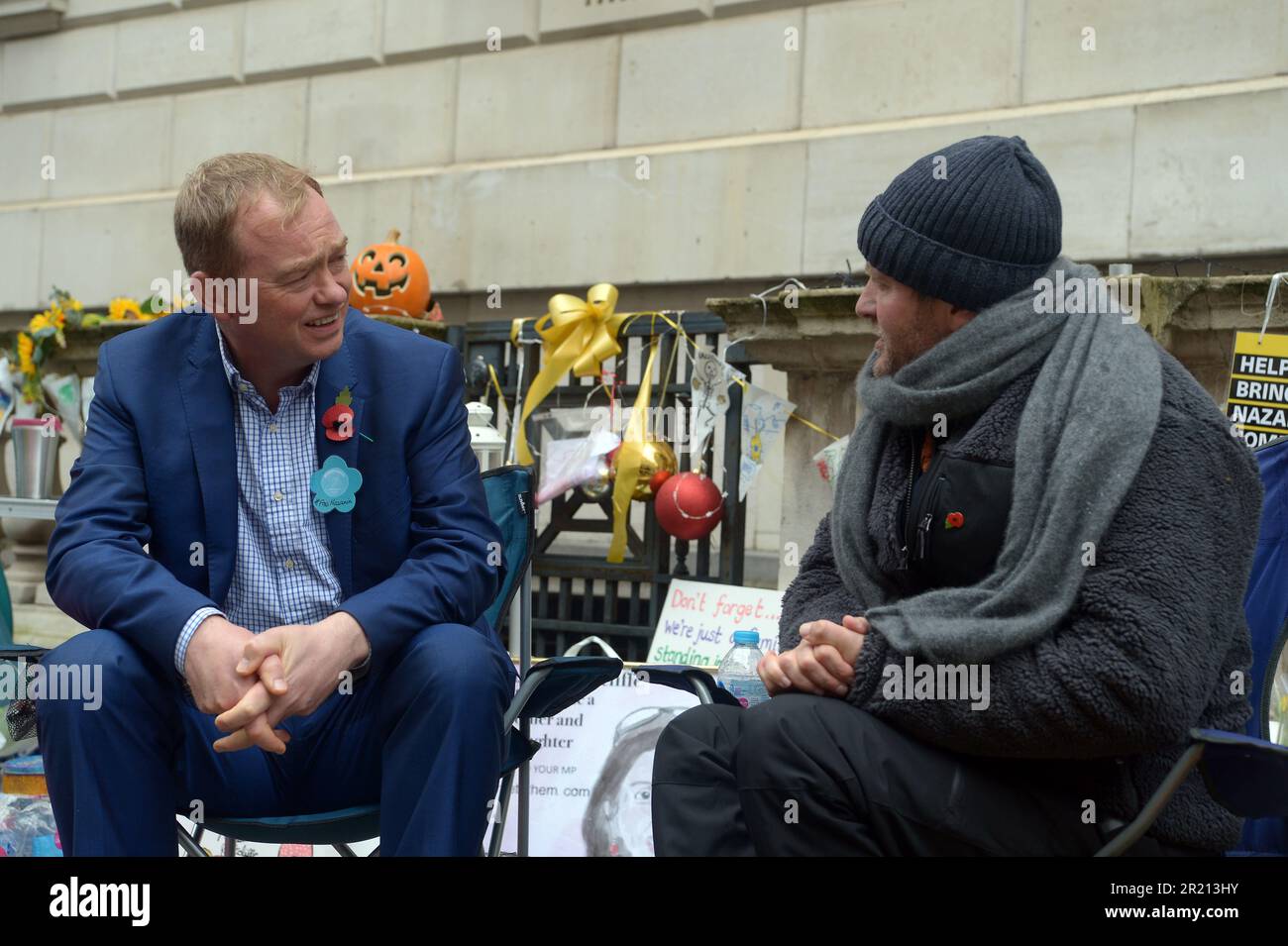 Tim Farron, deputato di Westmorland & Lonsdale e ex leader lib DEM, siede e chiacchiera con Richard Ratcliffe mentre protesta al di fuori dell'Ufficio degli Esteri di Londra nel suo continuo sforzo di esortare il governo britannico a fare pressioni sull'Iran per liberare sua moglie Nazanin Zaghari-Ratcliffe, un doppio cittadino iraniano-britannico, Che è stato detenuto dalle autorità iraniane dal 2016. Le paure aumentarono riguardo al benessere di Richard Ratcliffe mentre il suo sciopero della fame entrò nel suo 18th° giorno. Novembre, 2021. Foto Stock