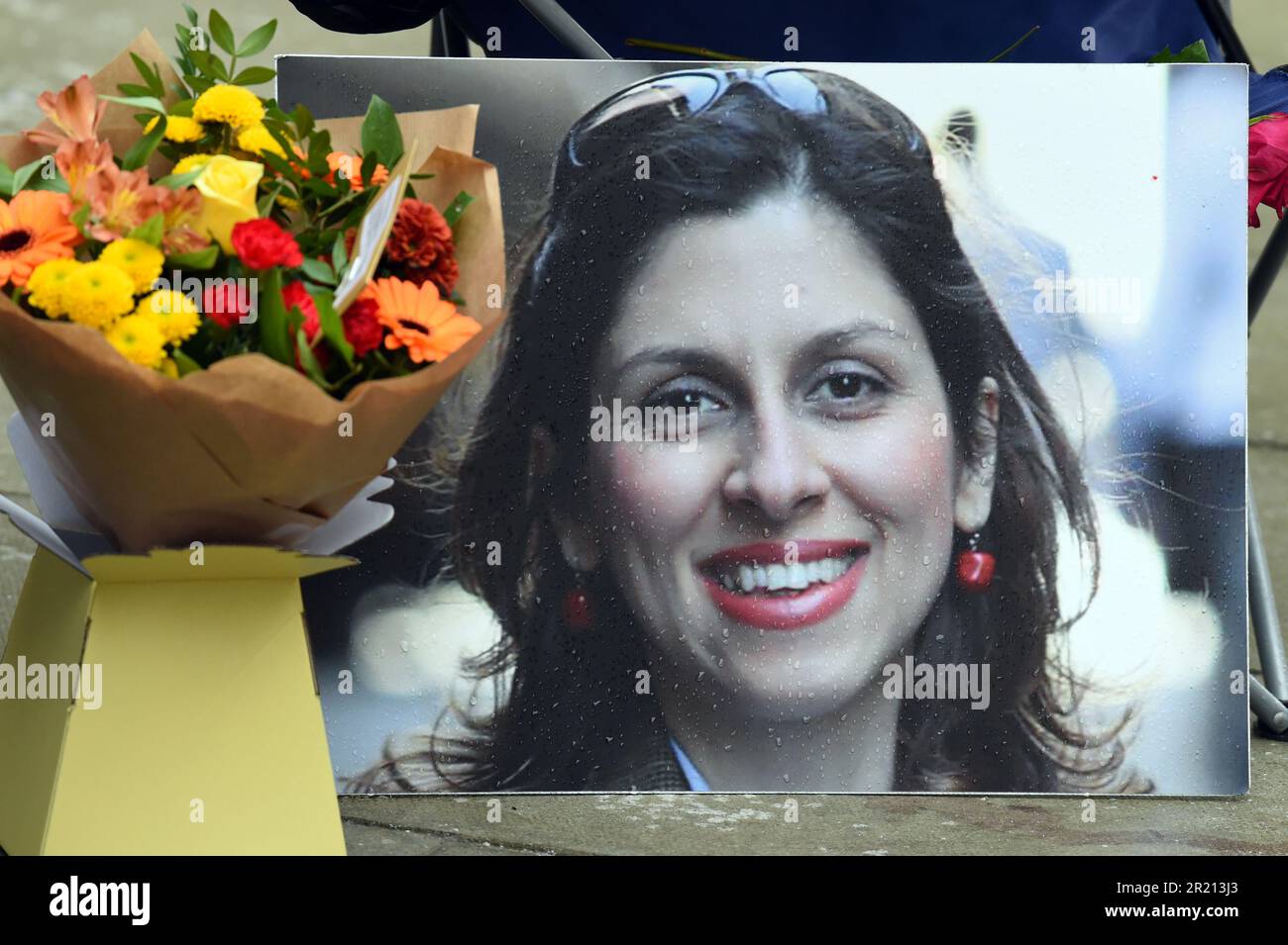 Una fotografia di Nazanin Zaghari-Ratcliffe della protesta di Richard Ratcliffe al di fuori dell'Ufficio degli Esteri di Londra nel suo continuo sforzo di esortare il governo britannico a esercitare pressioni sull'Iran per liberare sua moglie Nazanin Zaghari-Ratcliffe. È una doppia cittadina iraniana-britannica, detenuta dalle autorità iraniane dal 2016. Le paure aumentarono riguardo al benessere di Richard Ratcliffe mentre il suo sciopero della fame entrò nel suo 18th° giorno. Novembre, 2021. Foto Stock