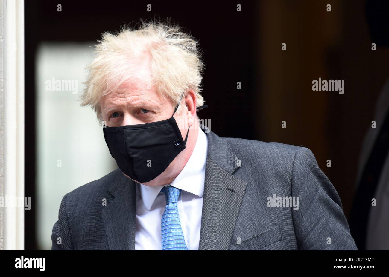 Boris Johnson lascia No.10 Downing Street per PMQ in mezzo alla pandemia di coronavirus COVID-19 e in una settimana che ha affrontato una serie di gravi accuse da questioni finanziarie riguardanti la ristrutturazione piatta a rapporti che egli ha resistito ad una seconda chiusura nell'ottobre 2020 dicendo: 'Non più f***i blocchi - lasciate che i corpi si accumulino in alto nelle loro migliaia!' Aprile, 2021. Foto Stock