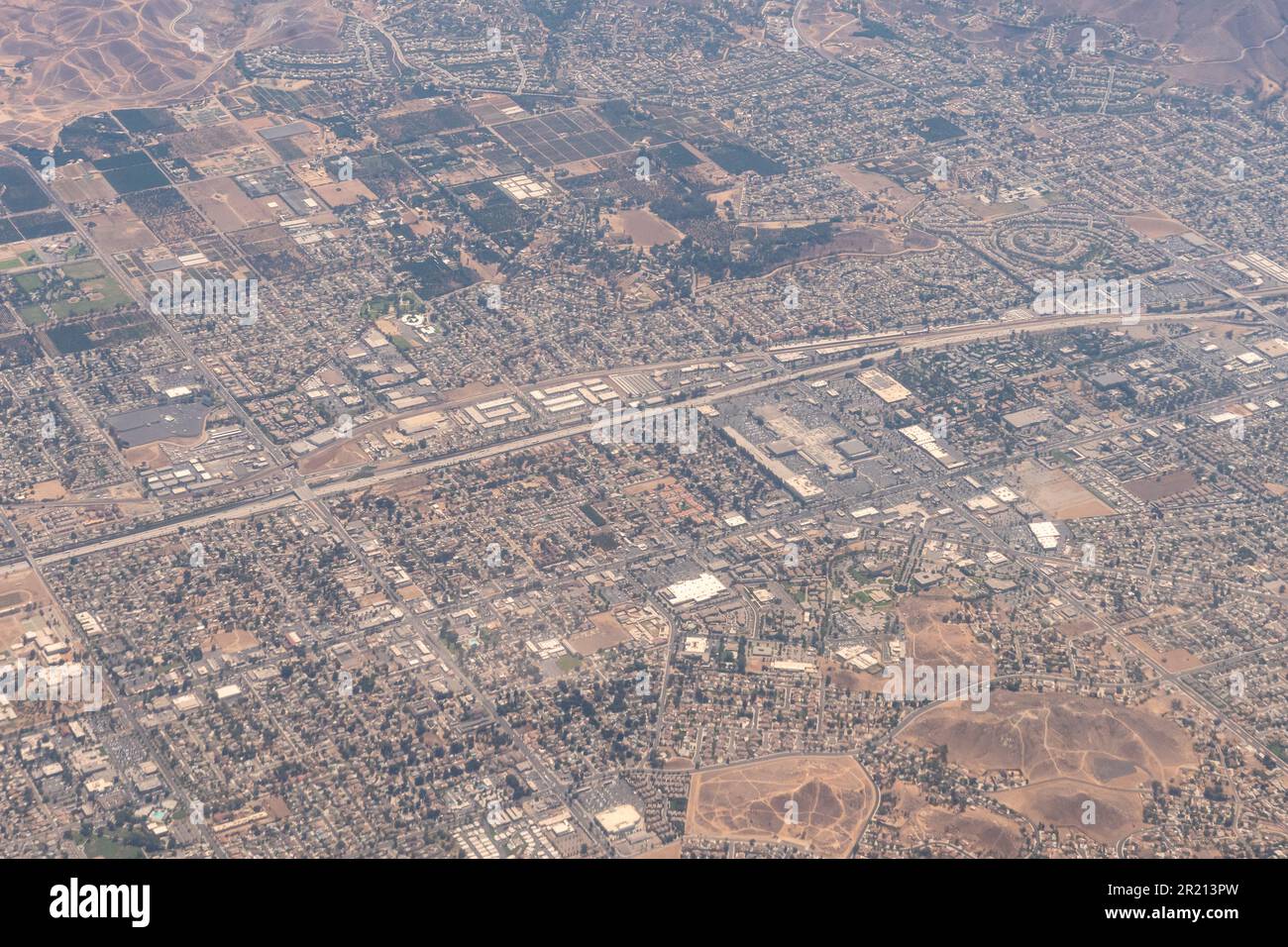 California Meridionale, USA Vista aerea di case suburbane, parcheggi, un centro commerciale e magazzini nella California Meridionale. Foto Stock