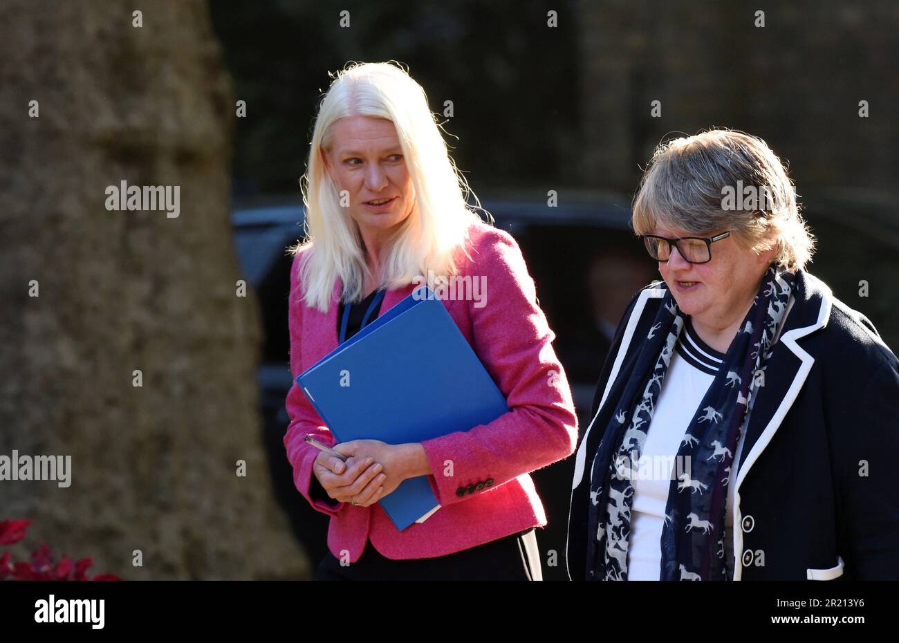 Amanda Milling, ministro senza portafoglio, e Therese Coffey, segretario al lavoro e alle pensioni, arrivano a Downing Street per una riunione di gabinetto mentre il parlamento ritorna dopo la pausa estiva, 07-09-2021. Foto Stock