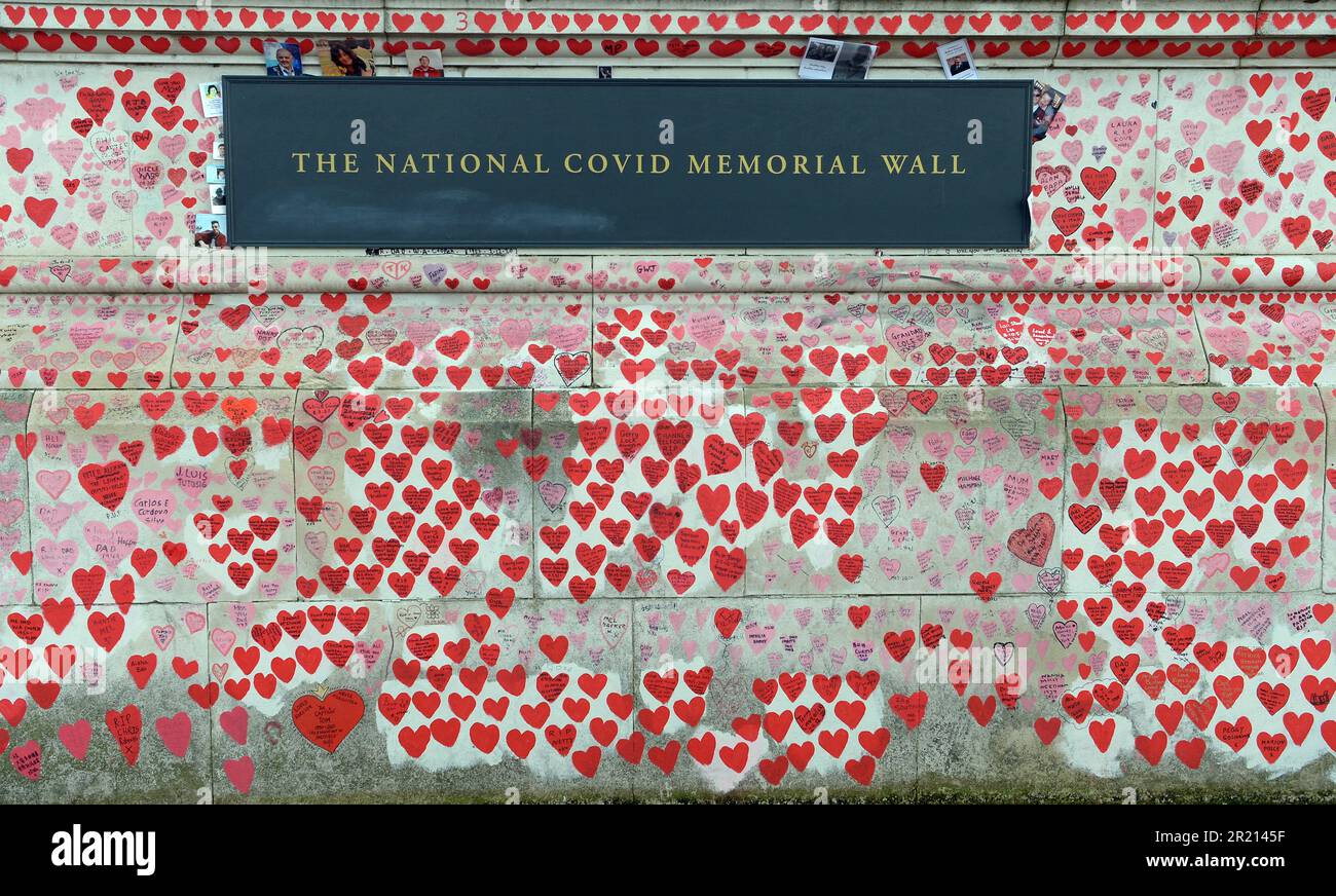 Il monumento commemorativo di Covid-19, il muro dell'Embankment, fuori Guy's e il St Thomas's Hospital di Londra, tra la pandemia di coronavirus COVID-19. Dicembre 2021. Foto Stock