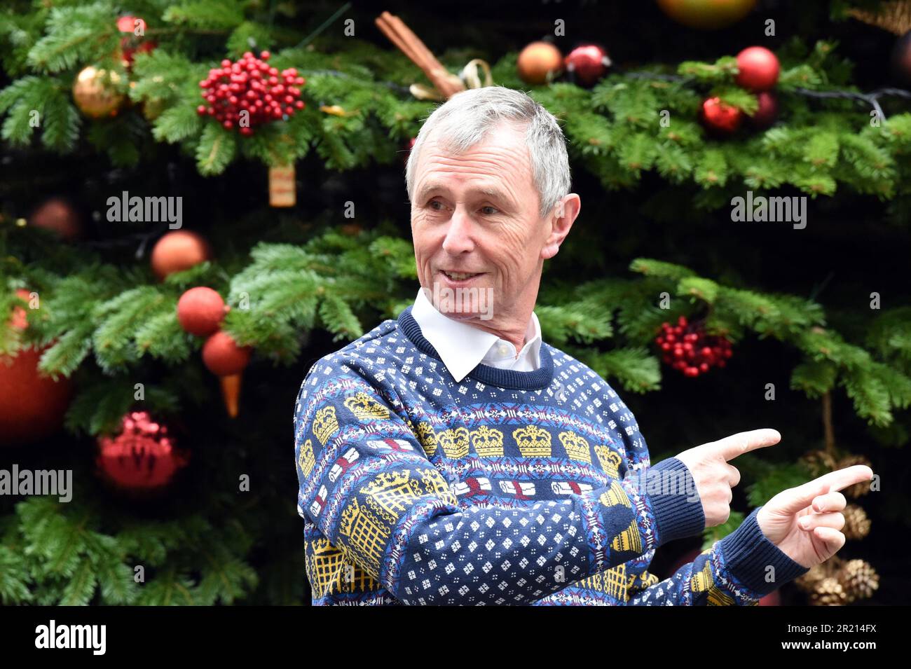 Nigel Evans, deputato conservatore per Ribble Valley, indossando un ponticello di Natale di Houses of Parliament, si trova accanto all'albero di Natale al di fuori di No.10 Downing Street in mezzo alla pandemia di coronavirus COVID-19, 2021. Foto Stock