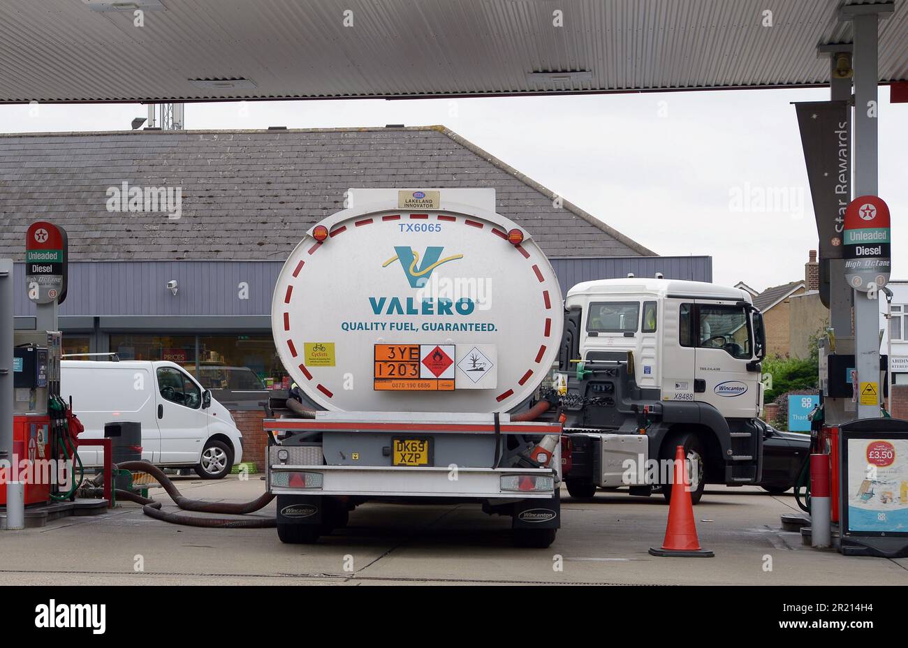 Una petroliera fornisce carburante a una stazione di servizio Texaco nel London Borough of Havering. La carenza di driver HGV ha influito sulle consegne di carburante in Gran Bretagna. 2021. Foto Stock