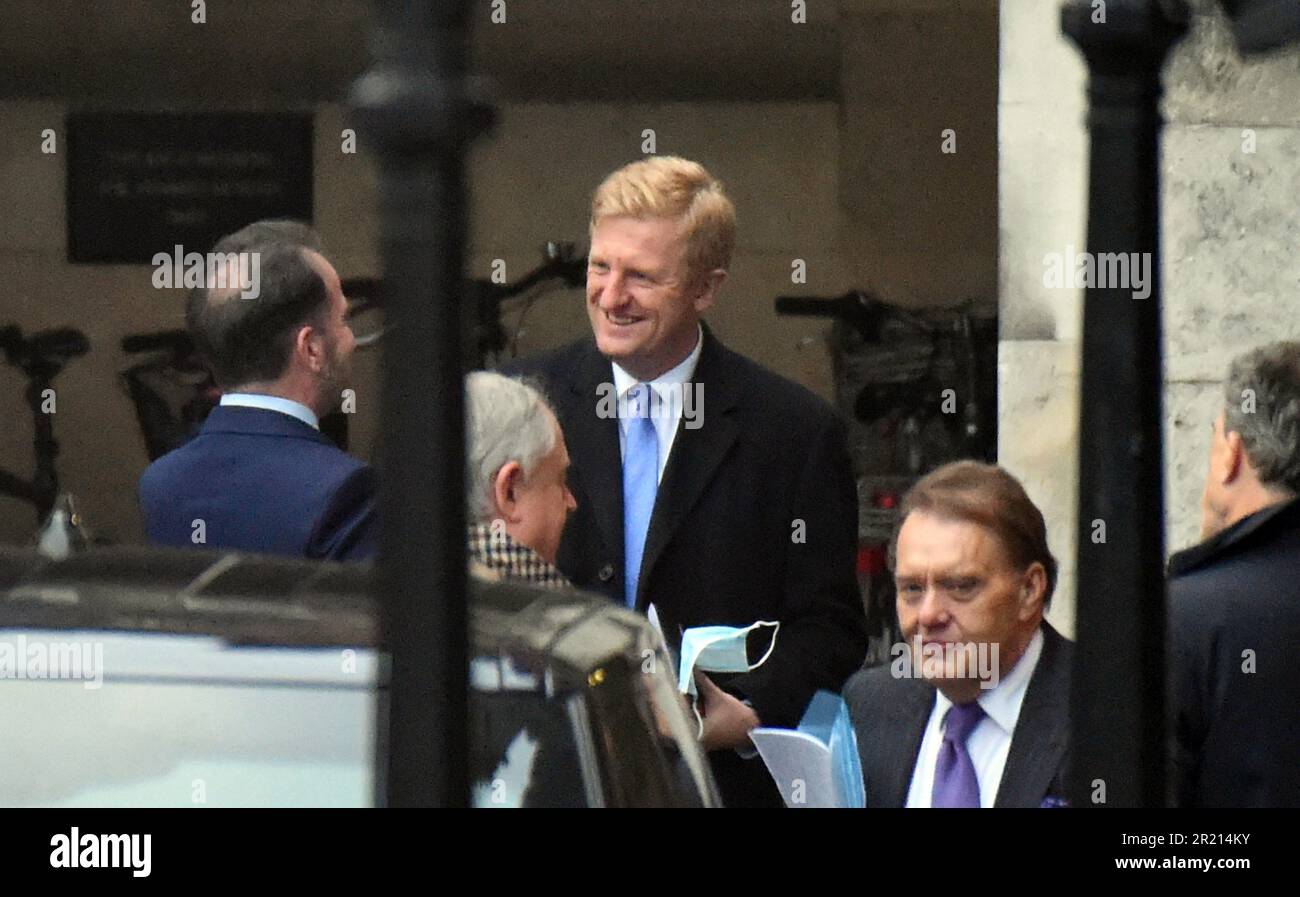 Oliver Dowden, co-presidente e ministro del Partito conservatore senza portafoglio, al di fuori del Parlamento britannico, in vista di un voto parlamentare sulle nuove restrizioni al coronavirus nella pandemia del coronavirus COVID-19, 2021. Foto Stock
