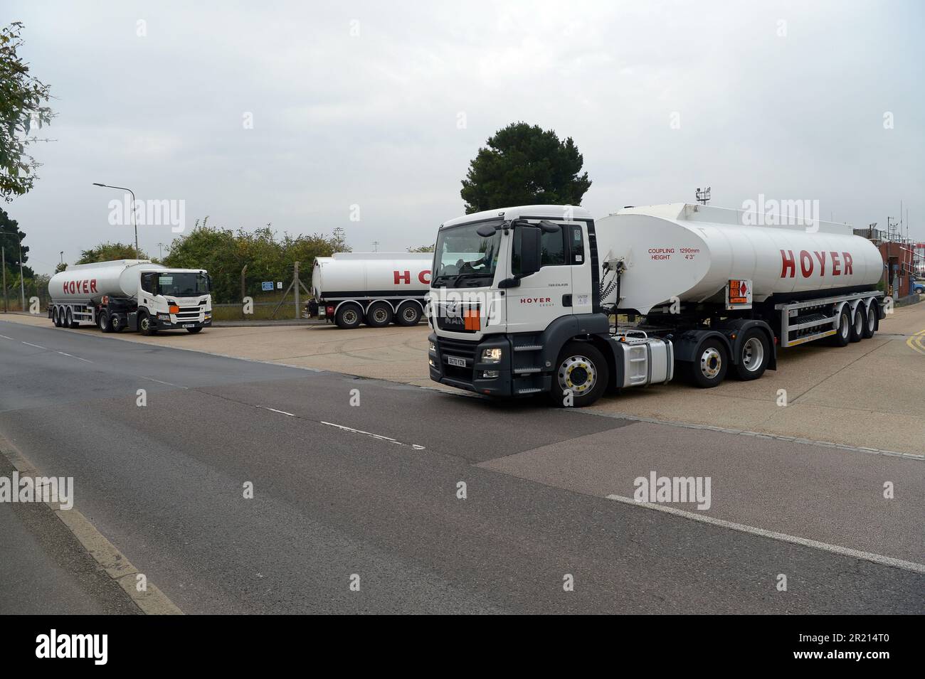 Le petroliere hanno parcheggiato al terminal esso Purfleet Fuels, Purfleet, Essex, mentre la crisi del carburante nel Regno Unito è peggiorata a causa della carenza di conducenti di veicoli pesanti causata dalla pandemia di coronavirus e dalla Brexit. Settembre, 2021. Foto Stock