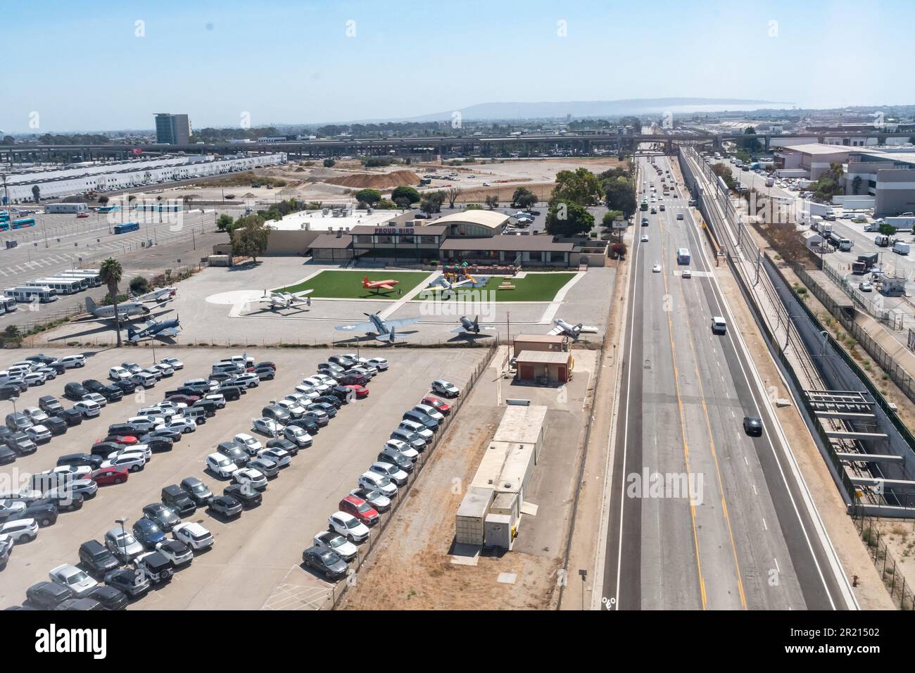 9/6/2022: Aeroporto internazionale di Los Angeles, Los Angeles, California, fotografia aerea del parcheggio LAX, una sala ristorazione e la vista verso il basso Aviation Boulev Foto Stock