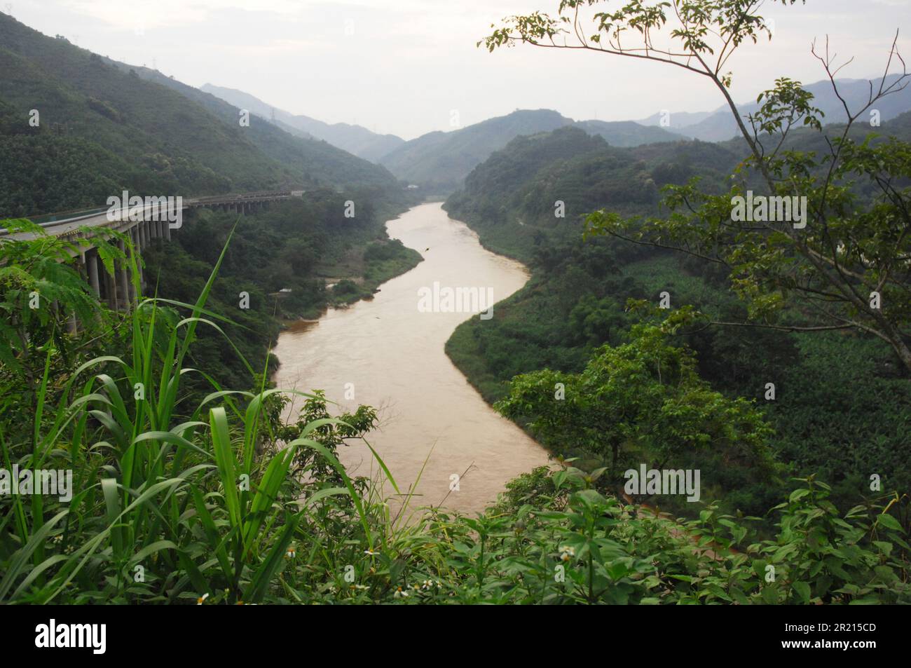 Il fiume Nanxi, conosciuto anche come il fiume Nam Thi in vietnamita, è un affluente del fiume Rosso (Hong He) situato nella provincia cinese dello Yunnan. Il fiume Nam Thi è un fiume di confine di Lao Cai, Vietnam e Hekou, Yunnan e divide i due paesi. Foto Stock