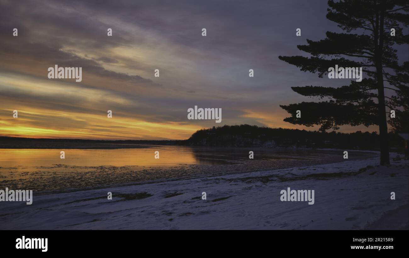 Risorsa grafica Vacanza inverno saluto di colorato tramonto sul lago ghiacciato del nord Foto Stock