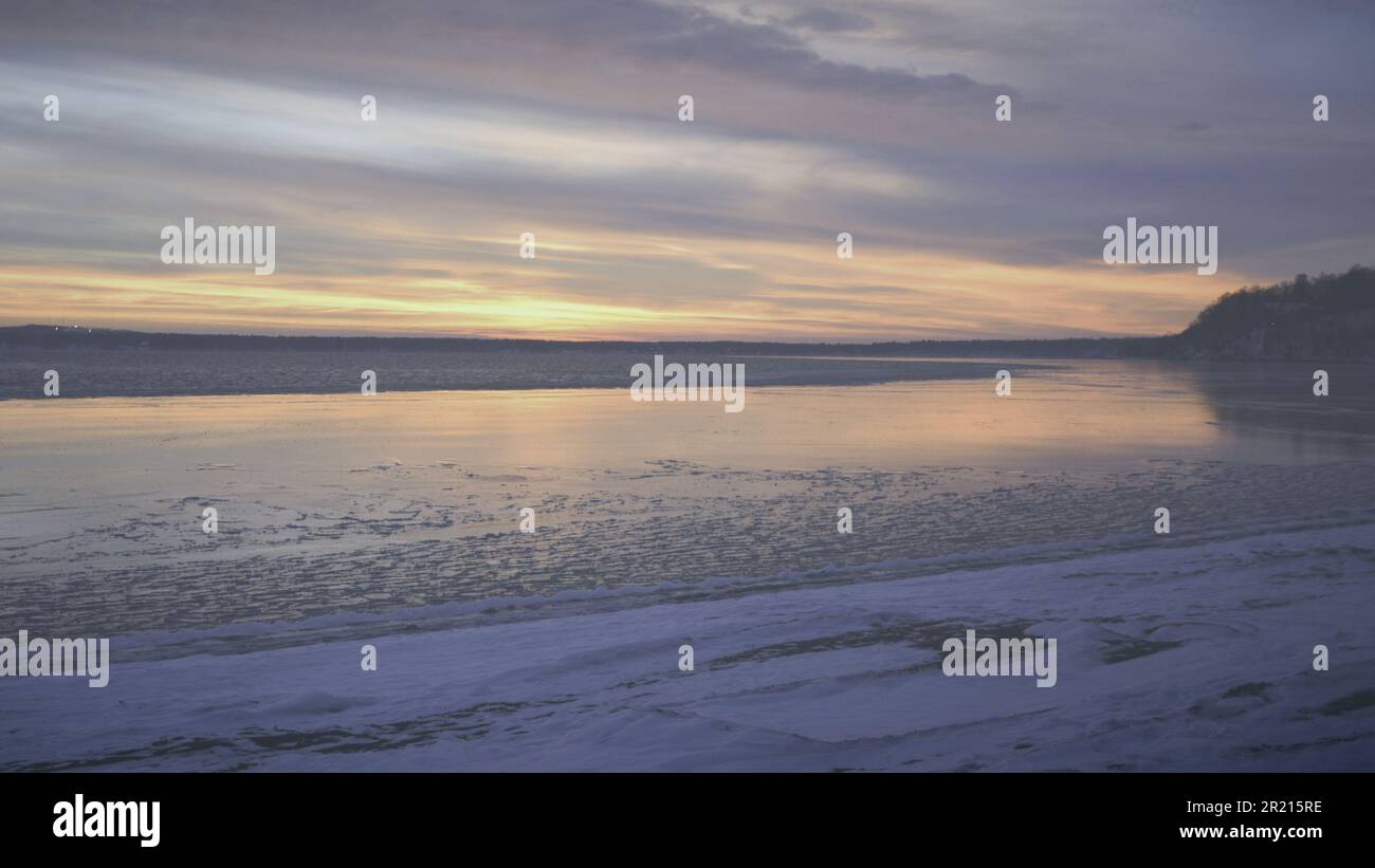 Risorsa grafica Vacanza inverno saluto di colorato tramonto sul lago ghiacciato del nord Foto Stock