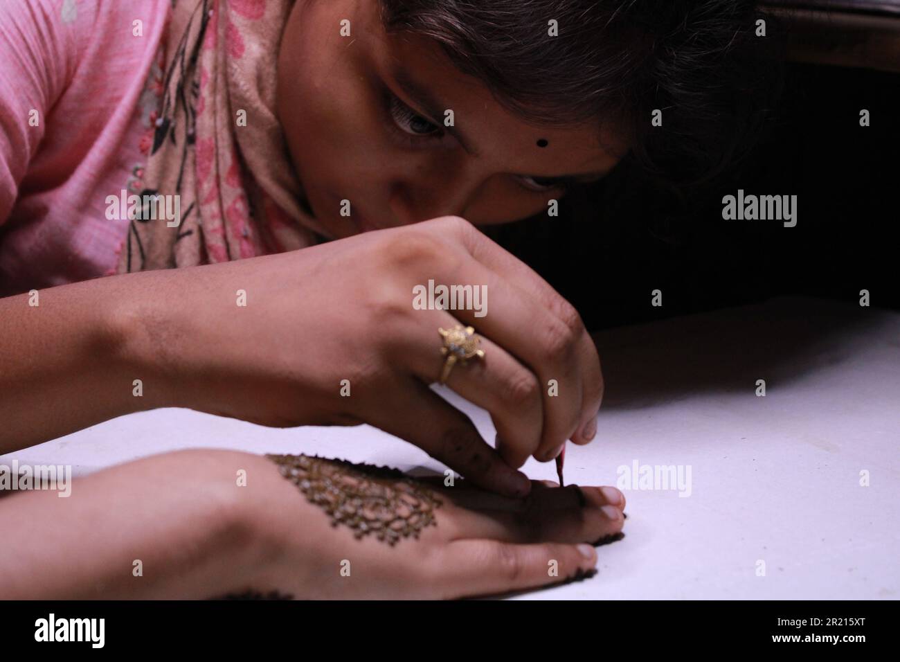Mehndi a portata di mano mehndi nuziale. Matrimonio sfondo rituale Foto Stock