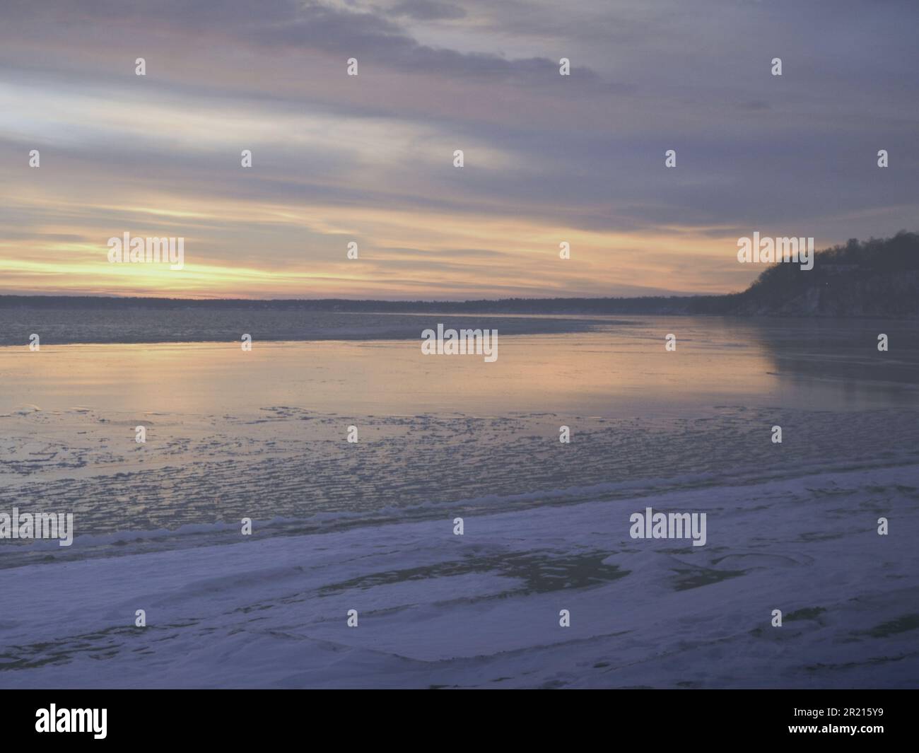Risorsa grafica Vacanza inverno saluto di colorato tramonto sul lago ghiacciato del nord Foto Stock