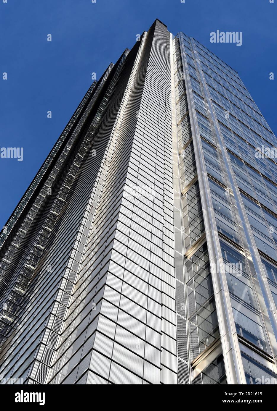 Heron Tower, ufficialmente 110 Bishopsgate, un grattacielo commerciale alto 230 metri situato nel quartiere finanziario della City of London Foto Stock