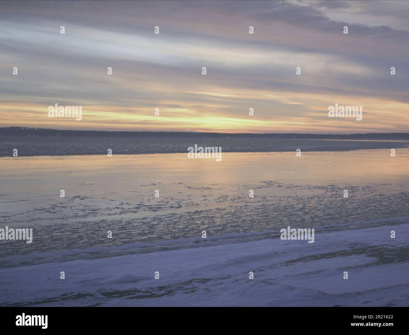 Risorsa grafica Vacanza inverno saluto di colorato tramonto sul lago ghiacciato del nord Foto Stock