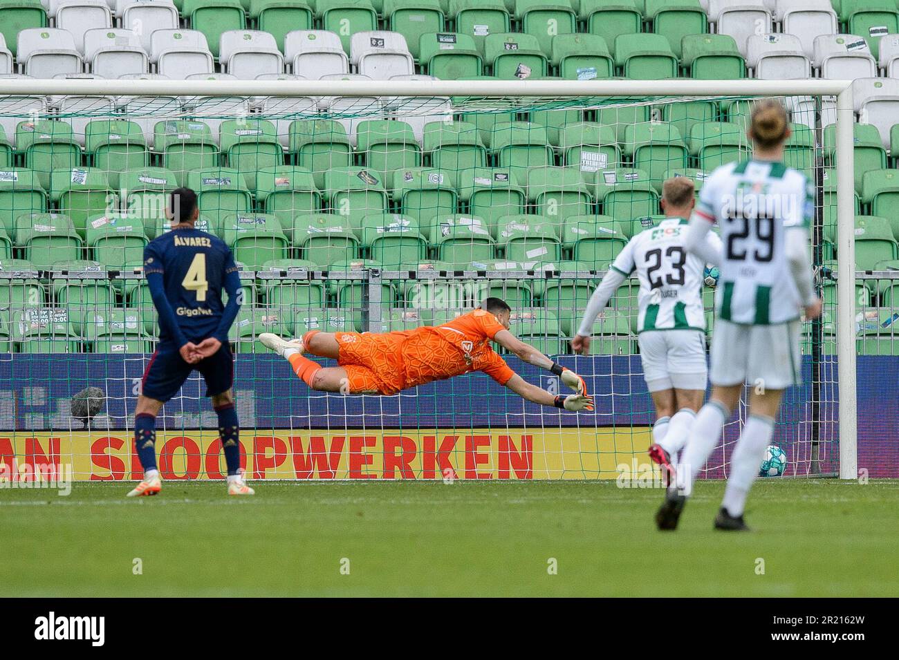 GRONINGEN - (m) il custode dell'Ajax Geronimo Rulli non può impedire il 2-3 durante la partita di campionato olandese tra il FC Groningen e l'Ajax allo stadio di Euroborg il 16 maggio 2023 a Groningen, Paesi Bassi. La partita nell'Eredivie tra FC Groningen e Ajax, che è stata interrotta dopo 9 minuti di domenica, si disputerà dalle 3 Ciò accade senza un pubblico a Groningen. LASKER ANP COR Foto Stock