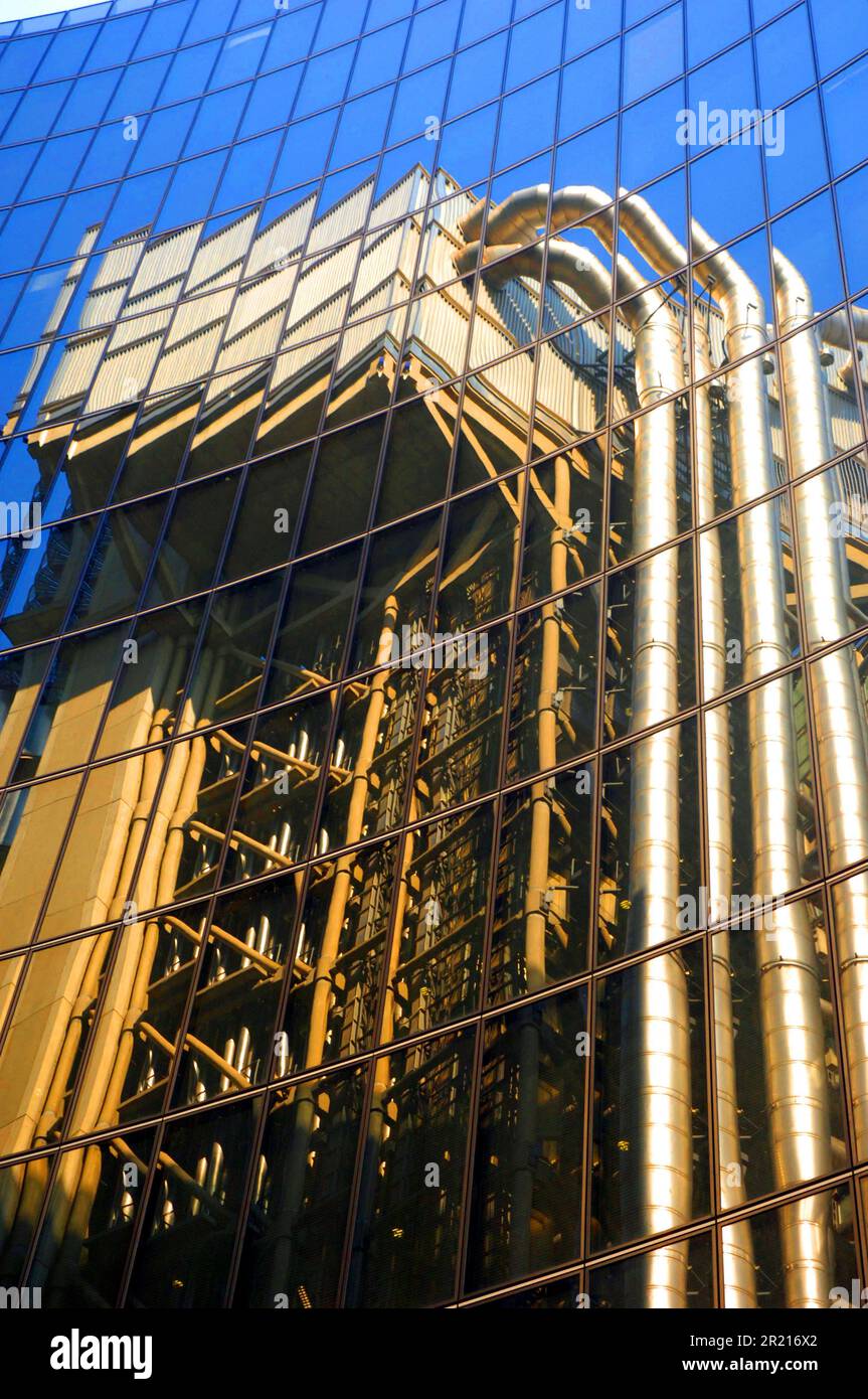 Il Willis Building al 51 di Lime Street è una grande torre di uffici nel principale quartiere finanziario di Londra, la City of London. Progettato dall'architetto Sir Norman Foster e sviluppato da British Land, si trova di fronte all'edificio Lloyd's ed è alto 125 metri, con 26 piani. L'edificio e' caratterizzato da un design 'scepato', che e' stato concepito per assomigliare alla conchiglia di un crostacei. In totale, ci sono 44, 128,9 m2 di spazio per uffici, la maggior parte dei quali è stata pre-letata al gruppo Willis, una società di gestione del rischio e intermediario assicurativo. Foto Stock