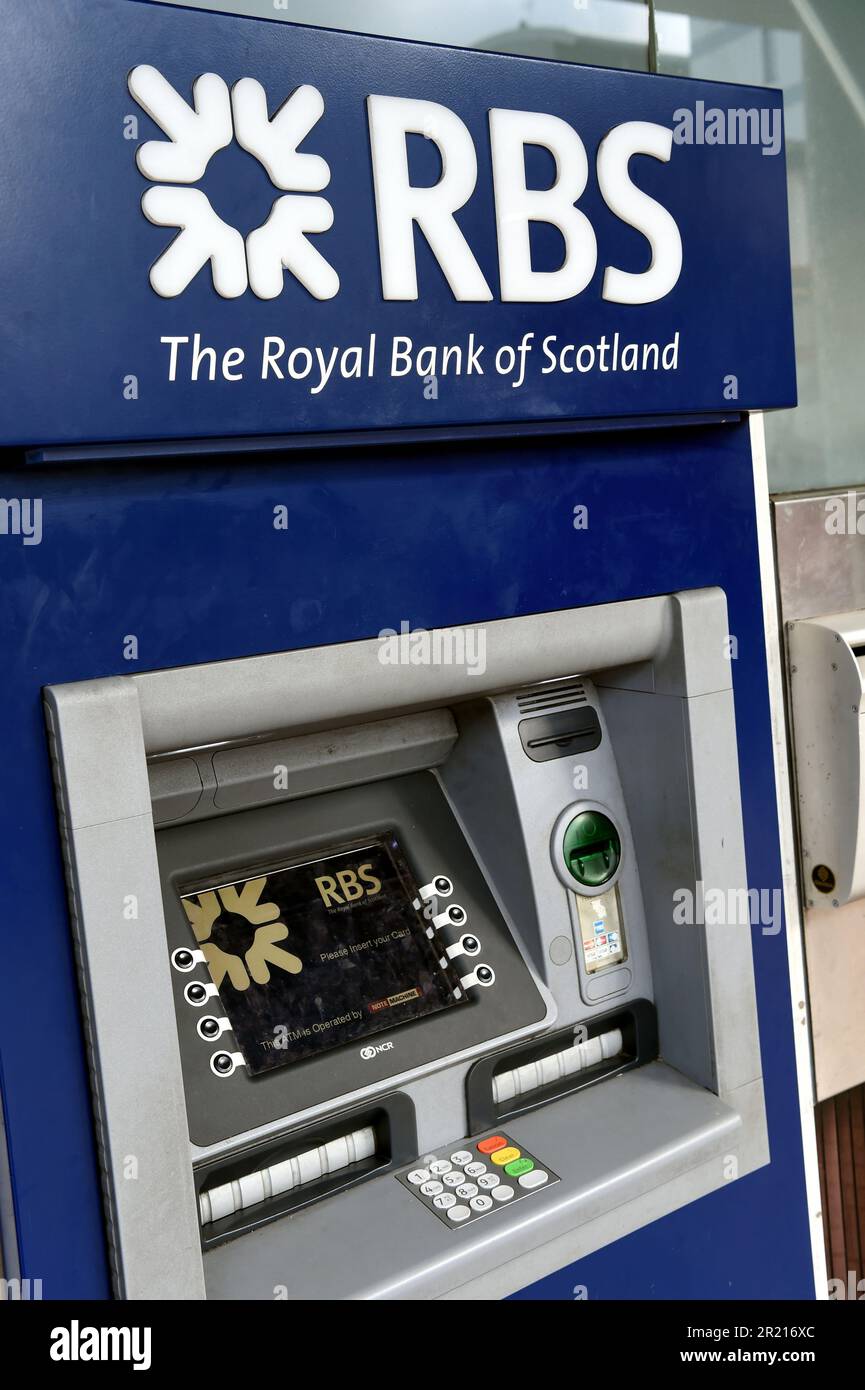 Un bancomat presso una filiale della Royal Bank of Scotland, comunemente abbreviato come RBS. È una delle filiali di retail banking della Royal Bank of Scotland Group plc Foto Stock