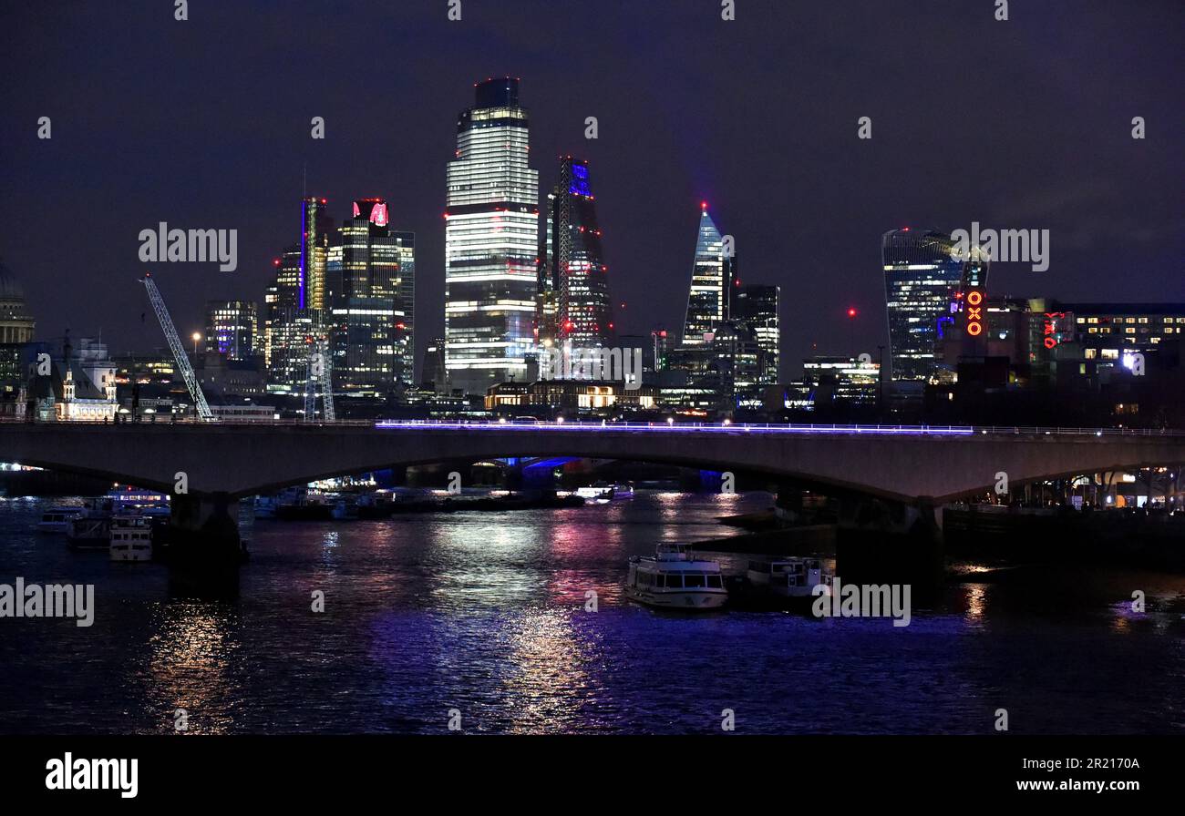 La città di Londra di notte, quando i negoziati sulla Brexit sono andati in rete e la minaccia di un “no-deal” Brexit è incombente. Il settore dei servizi finanziari, la più grande esportazione di servizi del Regno Unito, avrebbe dovuto superare la tempesta iniziale di un'uscita a norma dell'OMC, in quanto si stava preparando per diversi anni a partire in condizioni di "non accordo". Foto Stock