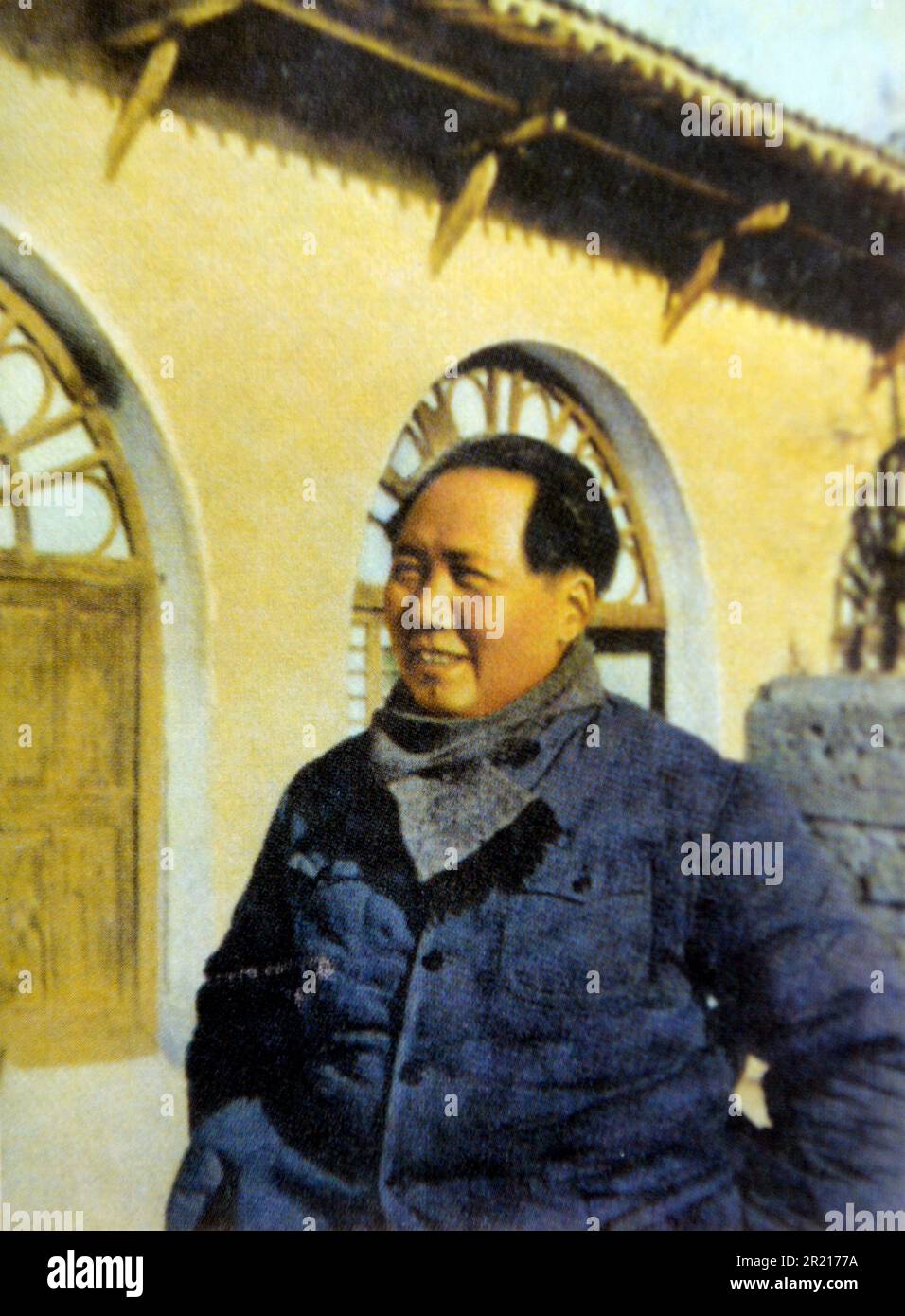 Ritratto del giovane Mao Zedong, manifestazione del culto della personalità costruito per il leader cinese. Mao Zedong (1893 - 1976), noto come Presidente Mao, è stato un rivoluzionario comunista cinese che è stato il fondatore della Repubblica popolare cinese (RPC), che ha guidato come presidente del Partito comunista cinese dalla costituzione della RPC nel 1949 fino alla sua morte nel 1976. Foto Stock