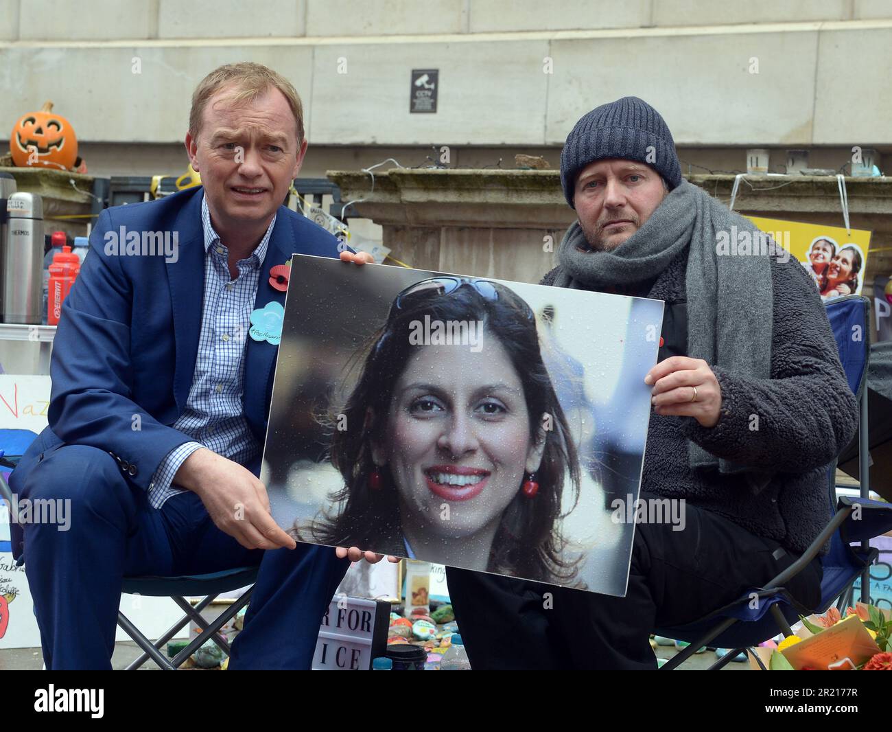 Tim Farron, deputato di Westmorland & Lonsdale e ex leader lib DEM, siede e chiacchiera con Richard Ratcliffe mentre protesta al di fuori dell'Ufficio degli Esteri di Londra nel suo continuo sforzo di esortare il governo britannico a fare pressioni sull'Iran per liberare sua moglie Nazanin Zaghari-Ratcliffe, un doppio cittadino iraniano-britannico, Che è stato detenuto dalle autorità iraniane dal 2016. Sono cresciute le paure riguardo al benessere di Richard Ratcliffe mentre il suo sciopero della fame entra nel suo 18th° giorno. Foto Stock