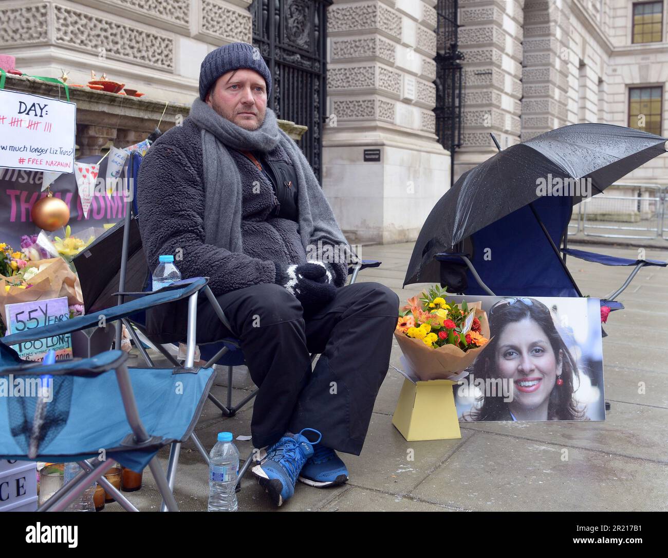 Richard Ratcliffe mentre protesta al di fuori del Ministero degli Esteri di Londra nel suo continuo sforzo di esortare il governo britannico a esercitare pressioni sull’Iran per liberare sua moglie Nazanin Zaghari-Ratcliffe, un doppio cittadino iraniano-britannico, detenuto dalle autorità iraniane dal 2016. Sono cresciute le paure riguardo al benessere di Richard Ratcliffe mentre il suo sciopero della fame entra nel suo 18th° giorno. Foto Stock