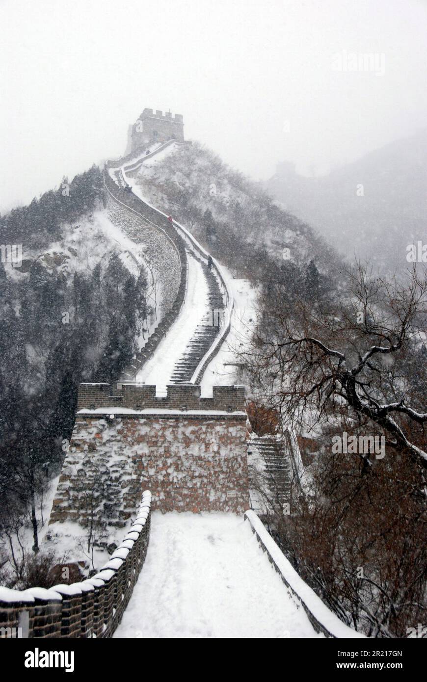 Pechino, Cina - la neve alta colpisce Pechino e le aree circostanti causando un'interruzione diffusa dei viaggi ferroviari, stradali e aerei. Le temperature sono scese fino a -17 gradi Celsius. Pittoresca scena della Grande Muraglia Cinese a Juyongguan, a circa 50 km a nord-ovest di Pechino Foto Stock
