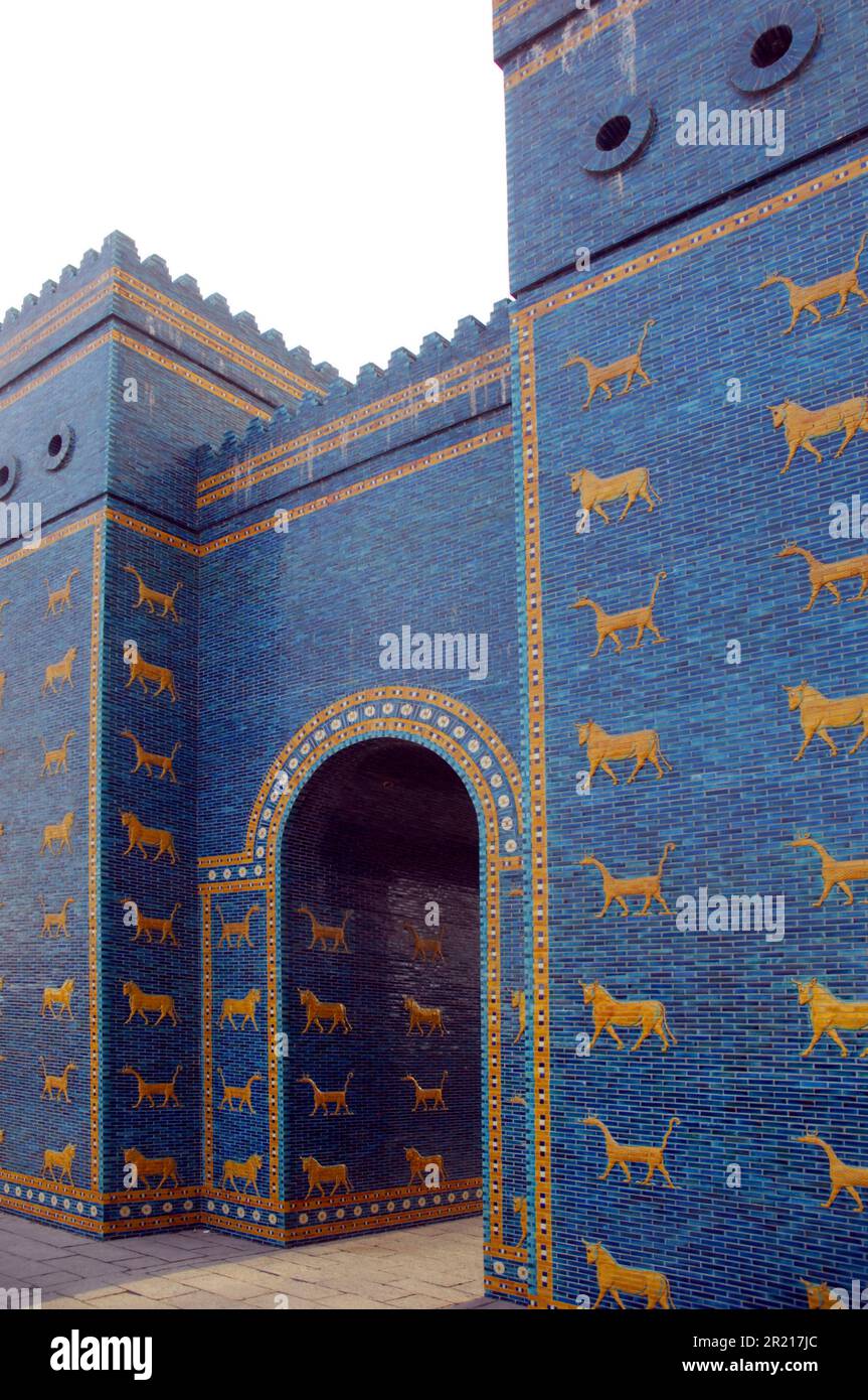 Modello di replica della porta d'Ishtar, ora distrutta, che era l'ottava porta della città interna di Babilonia. Fu costruito nel 575 a.C. circa per ordine del re Nebucadnetsar II sul lato nord della città. Questo modello si trova presso il Parco Mondiale di Pechino Foto Stock
