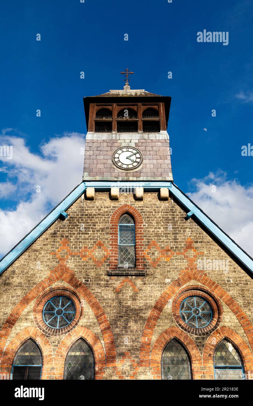 Torretta dell'orologio della chiesa di San Matteo con campanile in legno, Cambridge, Cambridgeshire, Inghilterra, Regno Unito Foto Stock