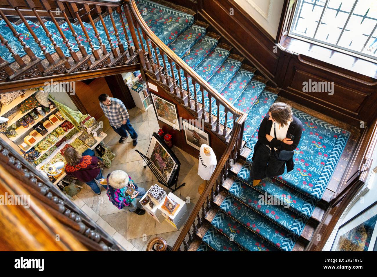 Scala in legno di stile Georgiano con tappeti blu con stampa floreale presso la William Morris Gallery, Walthamstow, Londra, Regno Unito Foto Stock