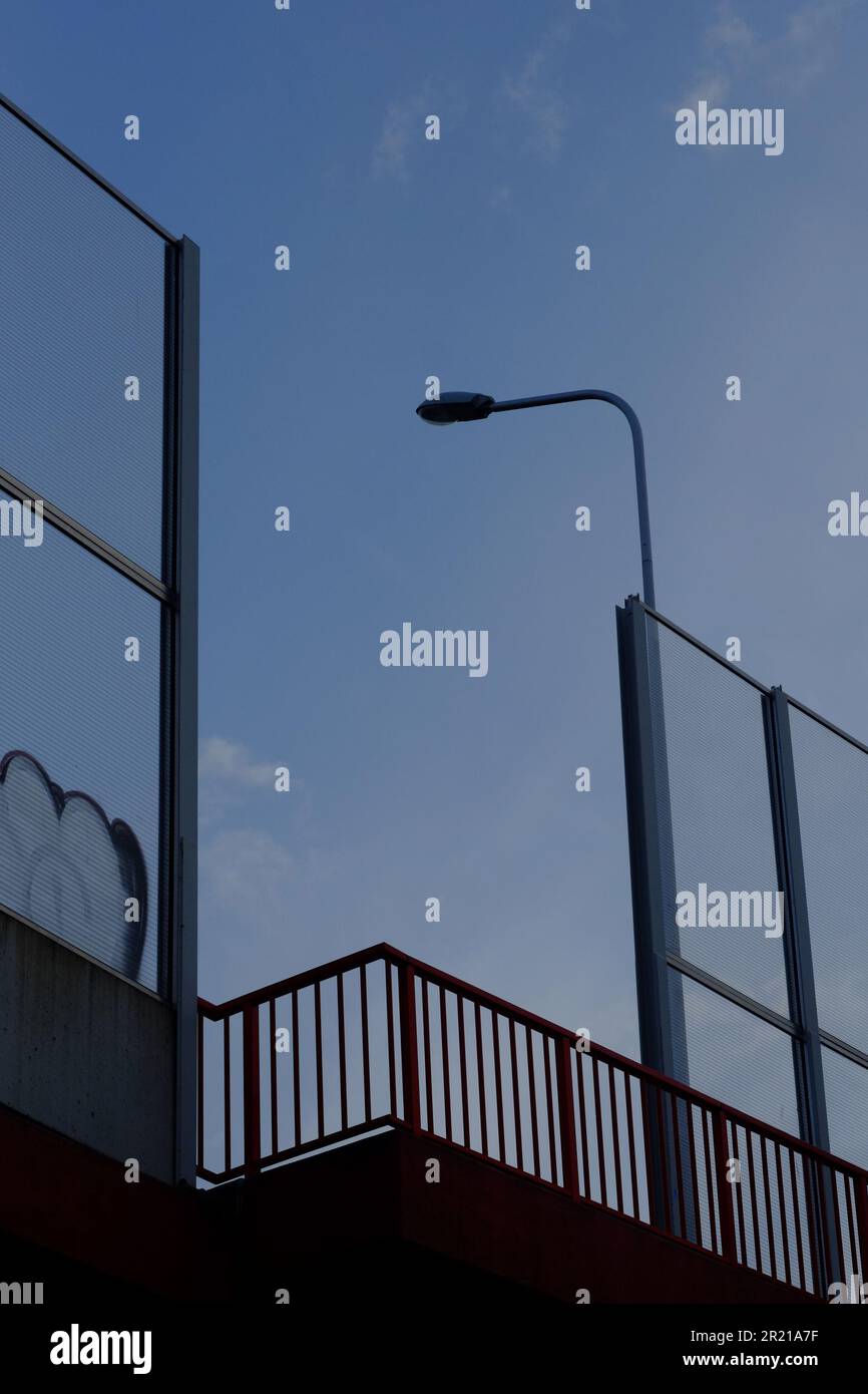 Una lampada da strada sullo sfondo di un cielo blu. Foto Stock