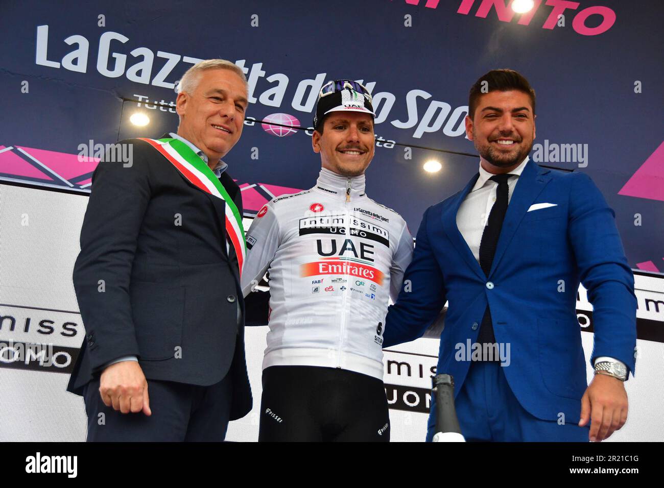 Viareggio, Italia. 16th maggio, 2023. Viareggio, Viareggio, Italia, 16 maggio 2023, Almeida - Maglia Bianca durante la 10 tappa - Scandiano - Viareggio - giro d'Italia Credit: Live Media Publishing Group/Alamy Live News Foto Stock