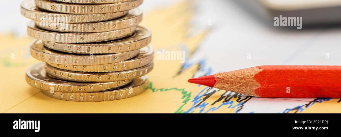 Business, finanza ed economia con monete in euro, calcolatrice e grafico Foto Stock