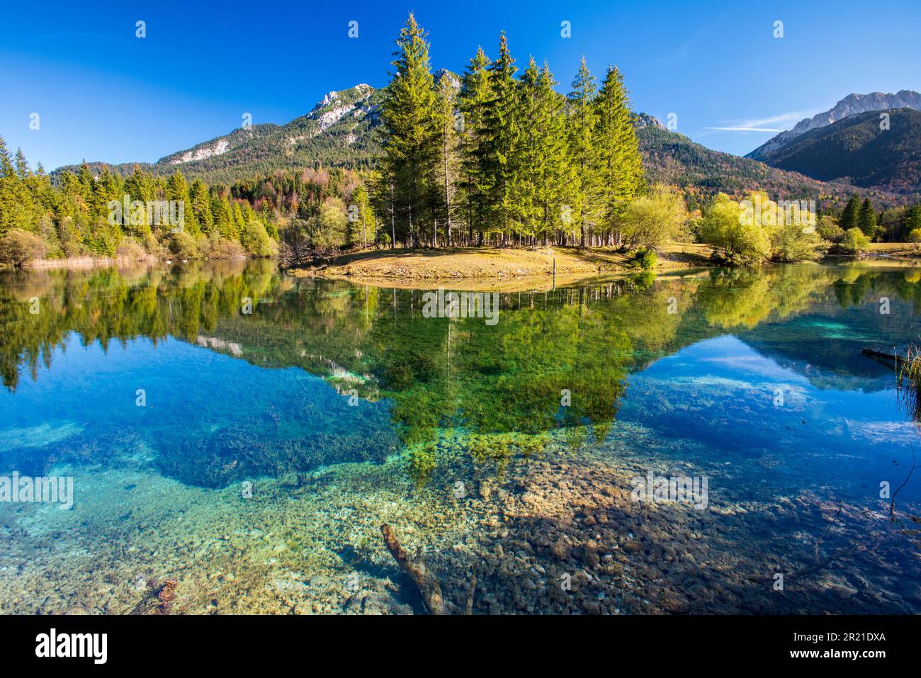 paesaggio panoramico in primavera con il bellissimo lago e la catena montuosa delle alpi nel retro Foto Stock