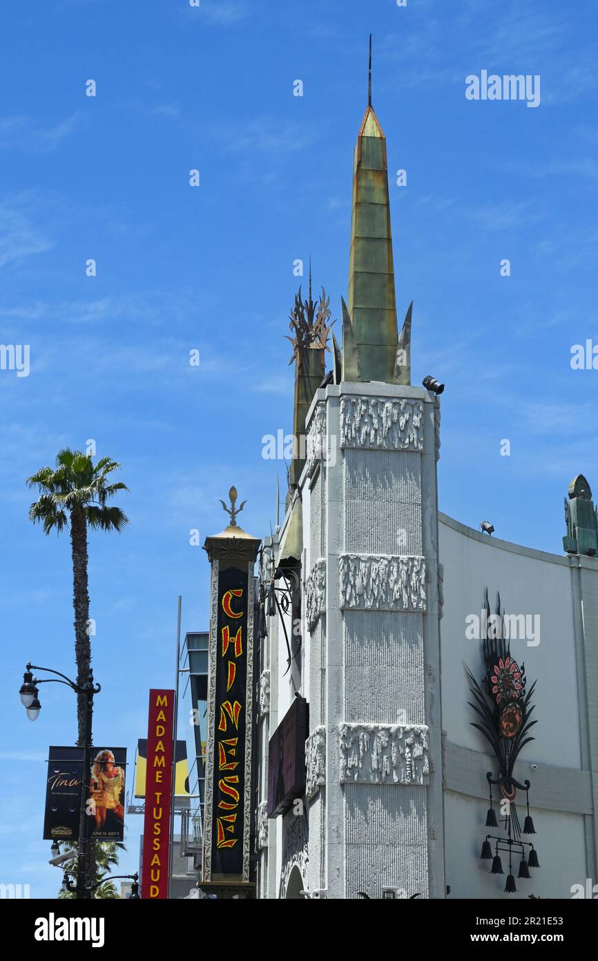 HOLLYWOOD, CALIFORNIA - 12 MAGGIO 2023: Segno cinese sul TCL Chinese Theatre su Hollywood Boulevard, con il Madame Tussauds sullo sfondo. Foto Stock