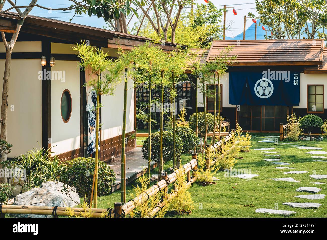 KANCHANABURI-THAILANDIA, 1 APRILE 2023 : bellissimo scenario di attrazioni turistiche di famosi ristoranti e caffè decorati in stile giapponese, perfetto f Foto Stock