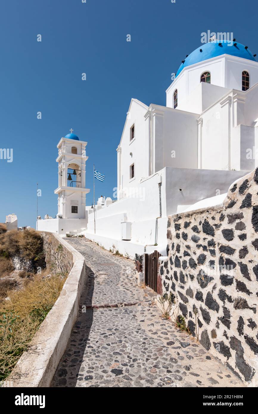 Percorso alla chiesa bianca sull'isola di Santorini, Grecia. Foto Stock