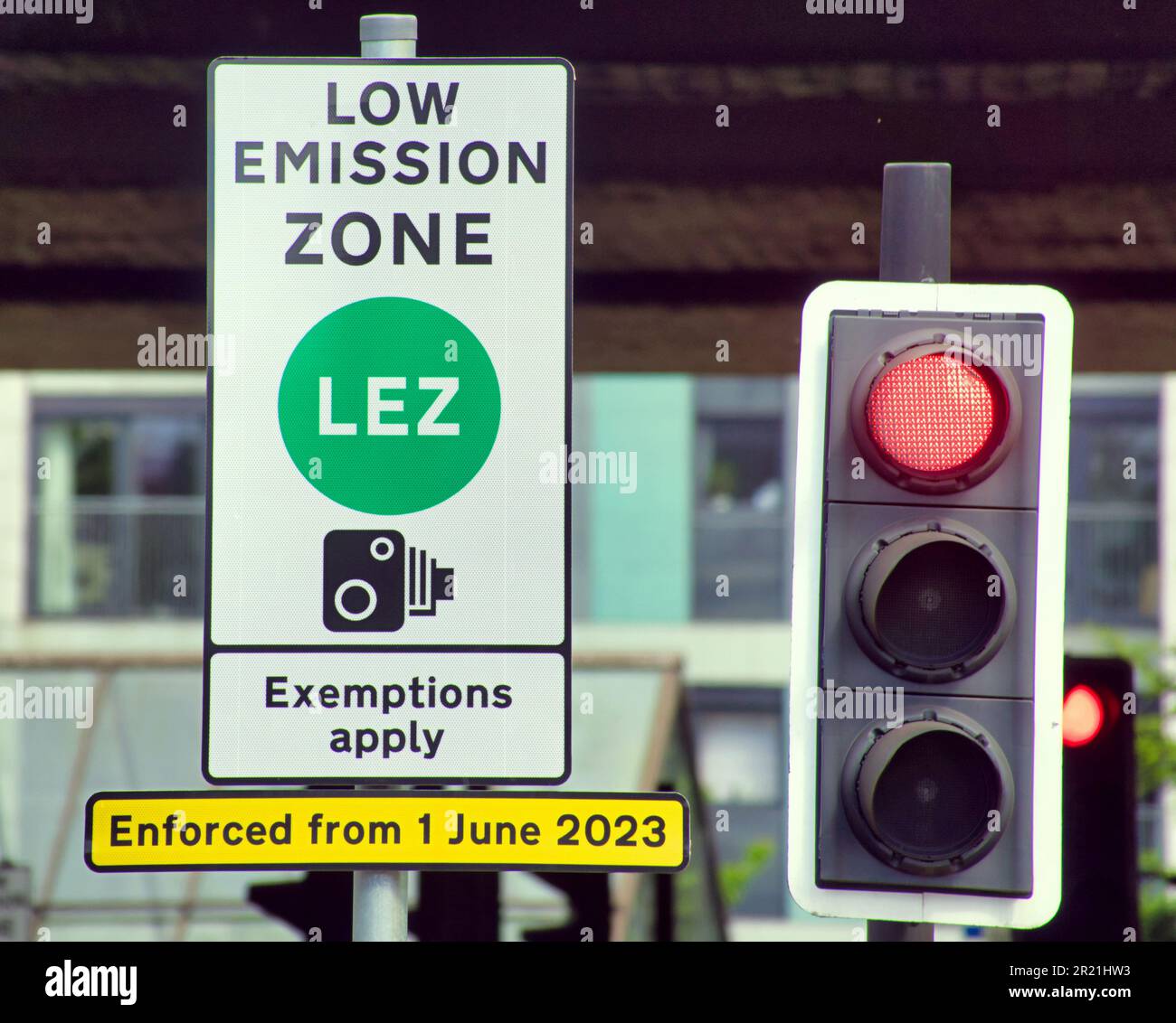 Glasgow, Scozia, Regno Unito 16th maggio 2023. LA preparazione delle zone a basse emissioni DI LEZ vede la segnaletica stradale e le indicazioni stradali dipinte, complete di pubblicità stradale per prepararsi alla fine data di inizio del 1st giugno nelle città di tutta la Scozia. Credit Gerard Ferry/Alamy Live News Foto Stock