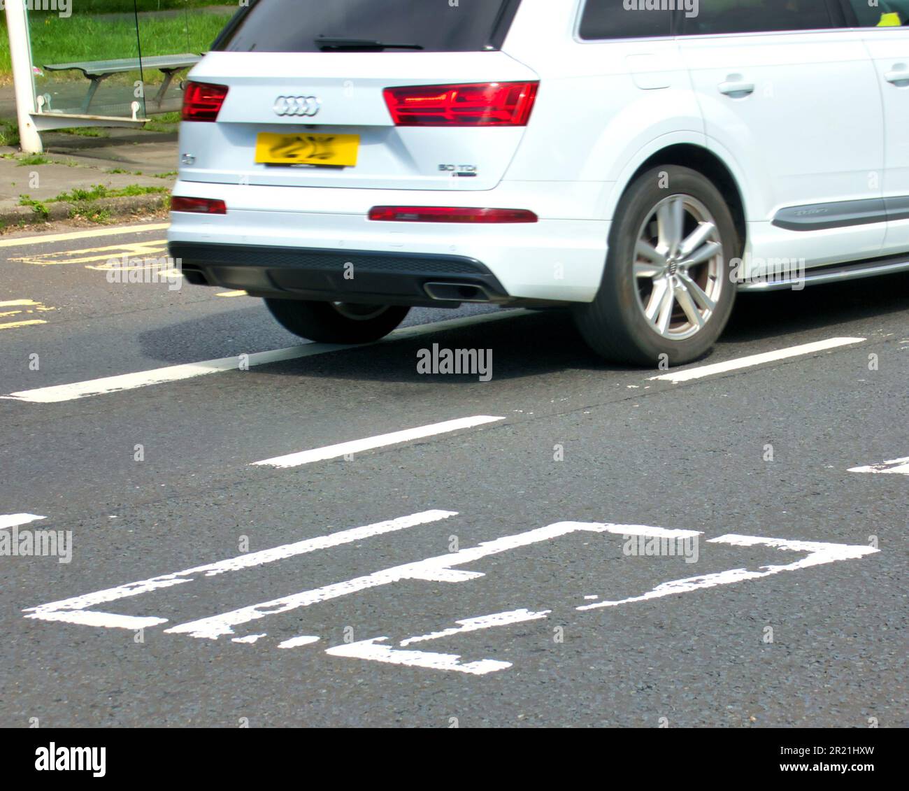 Glasgow, Scozia, Regno Unito 16th maggio 2023. LA preparazione delle zone a basse emissioni DI LEZ vede la segnaletica stradale e le indicazioni stradali dipinte, complete di pubblicità stradale per prepararsi alla fine data di inizio del 1st giugno nelle città di tutta la Scozia. Credit Gerard Ferry/Alamy Live News Foto Stock