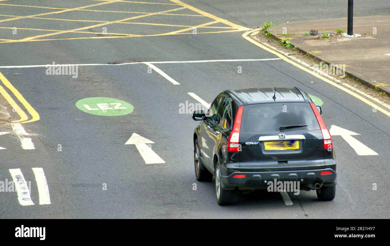 Glasgow, Scozia, Regno Unito 16th maggio 2023. LA preparazione delle zone a basse emissioni DI LEZ vede la segnaletica stradale e le indicazioni stradali dipinte, complete di pubblicità stradale per prepararsi alla fine data di inizio del 1st giugno nelle città di tutta la Scozia. Credit Gerard Ferry/Alamy Live News Foto Stock