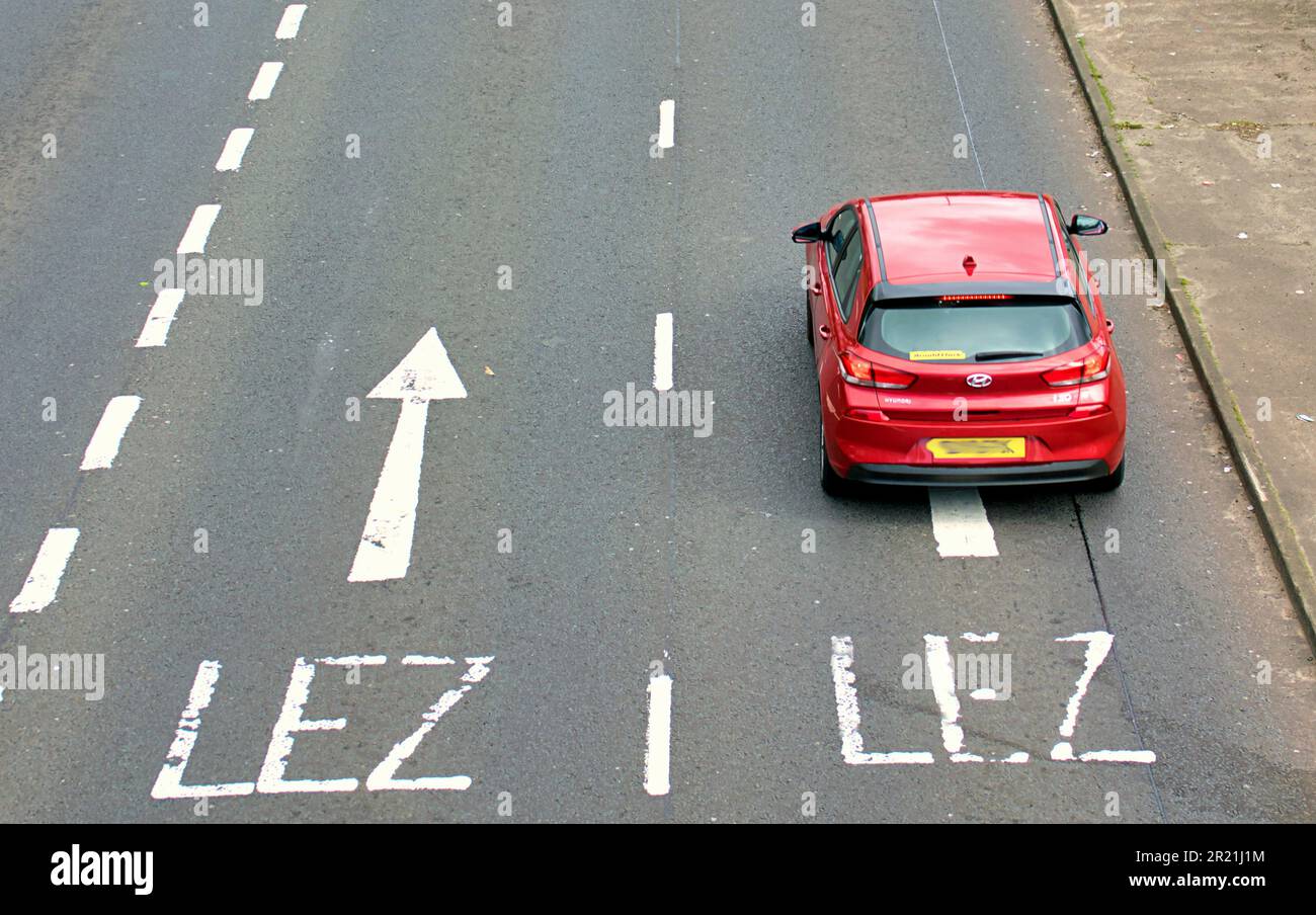 Glasgow, Scozia, Regno Unito 16th maggio 2023. LA preparazione delle zone a basse emissioni DI LEZ vede la segnaletica stradale e le indicazioni stradali dipinte, complete di pubblicità stradale per prepararsi alla fine data di inizio del 1st giugno nelle città di tutta la Scozia. Credit Gerard Ferry/Alamy Live News Foto Stock